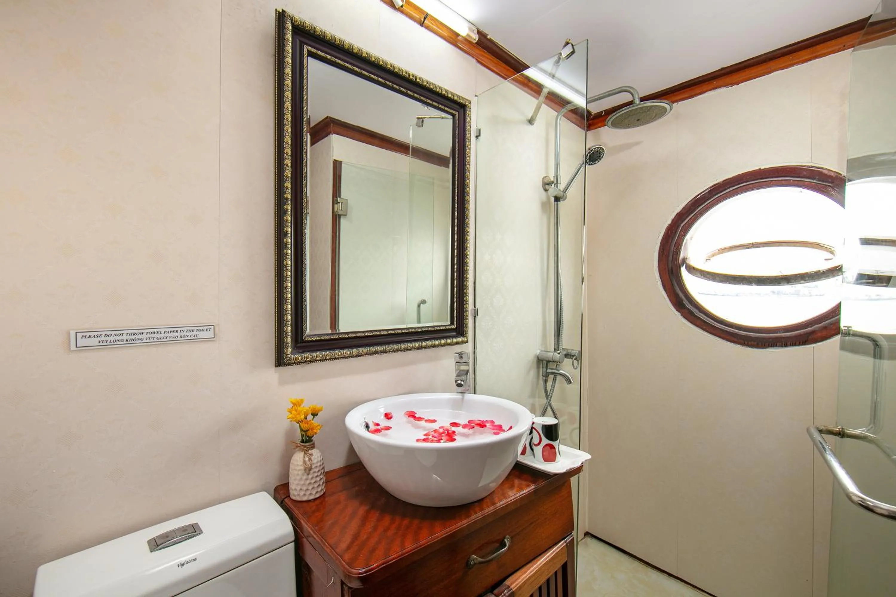 Shower in Fantasea Imperial Cruise