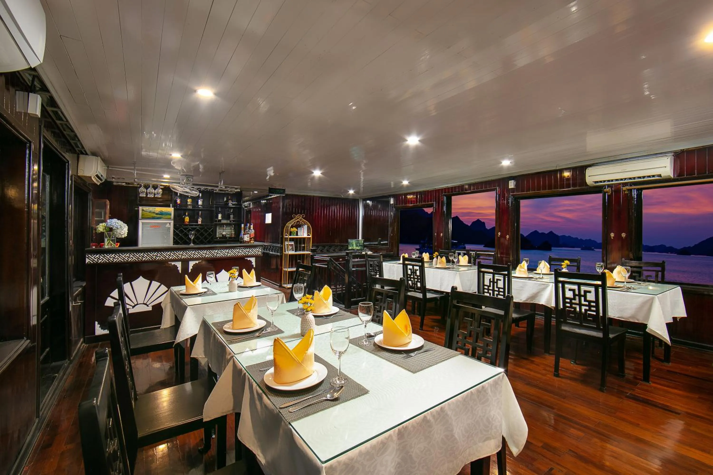Restaurant/places to eat in Fantasea Imperial Cruise