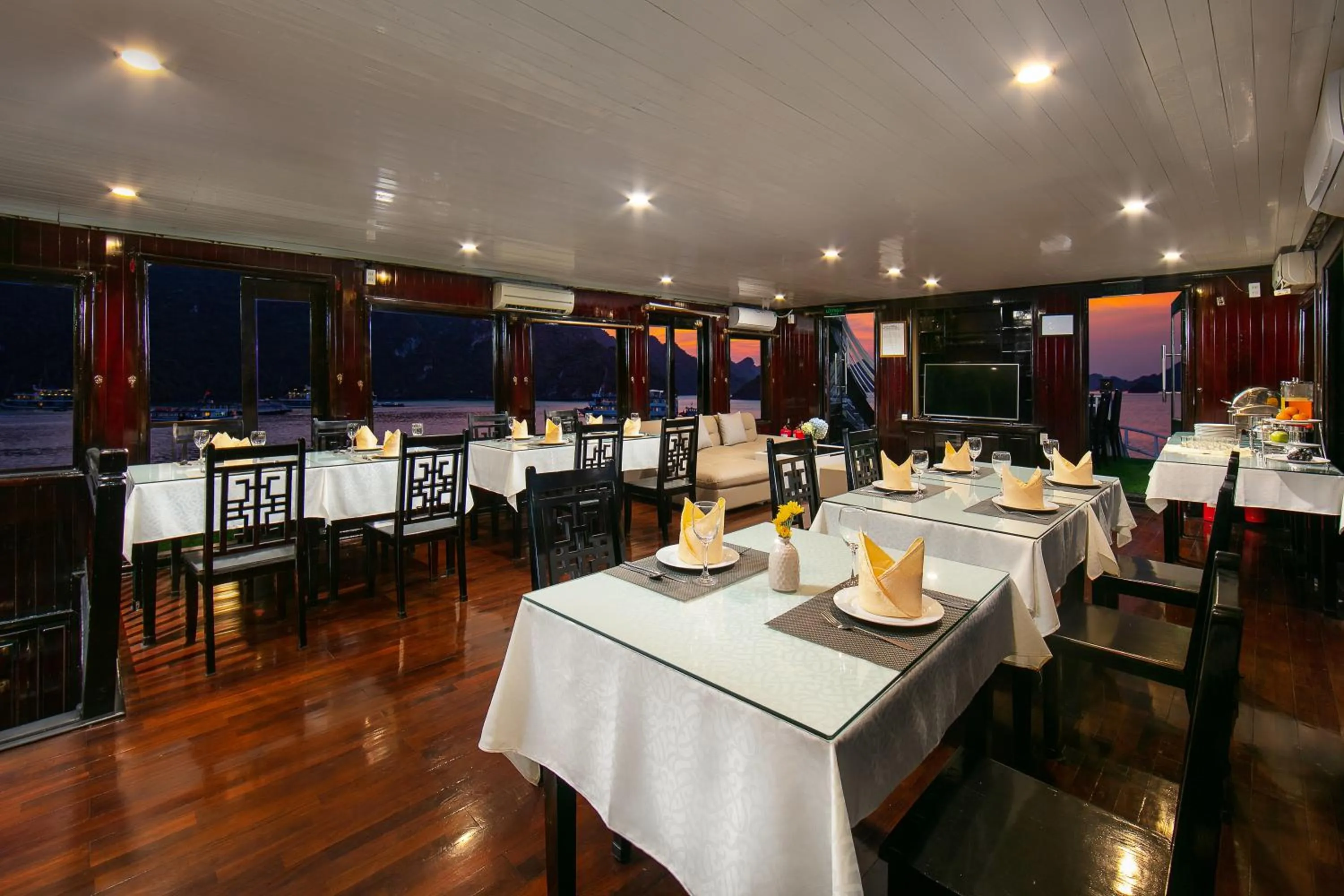 Restaurant/places to eat in Fantasea Imperial Cruise