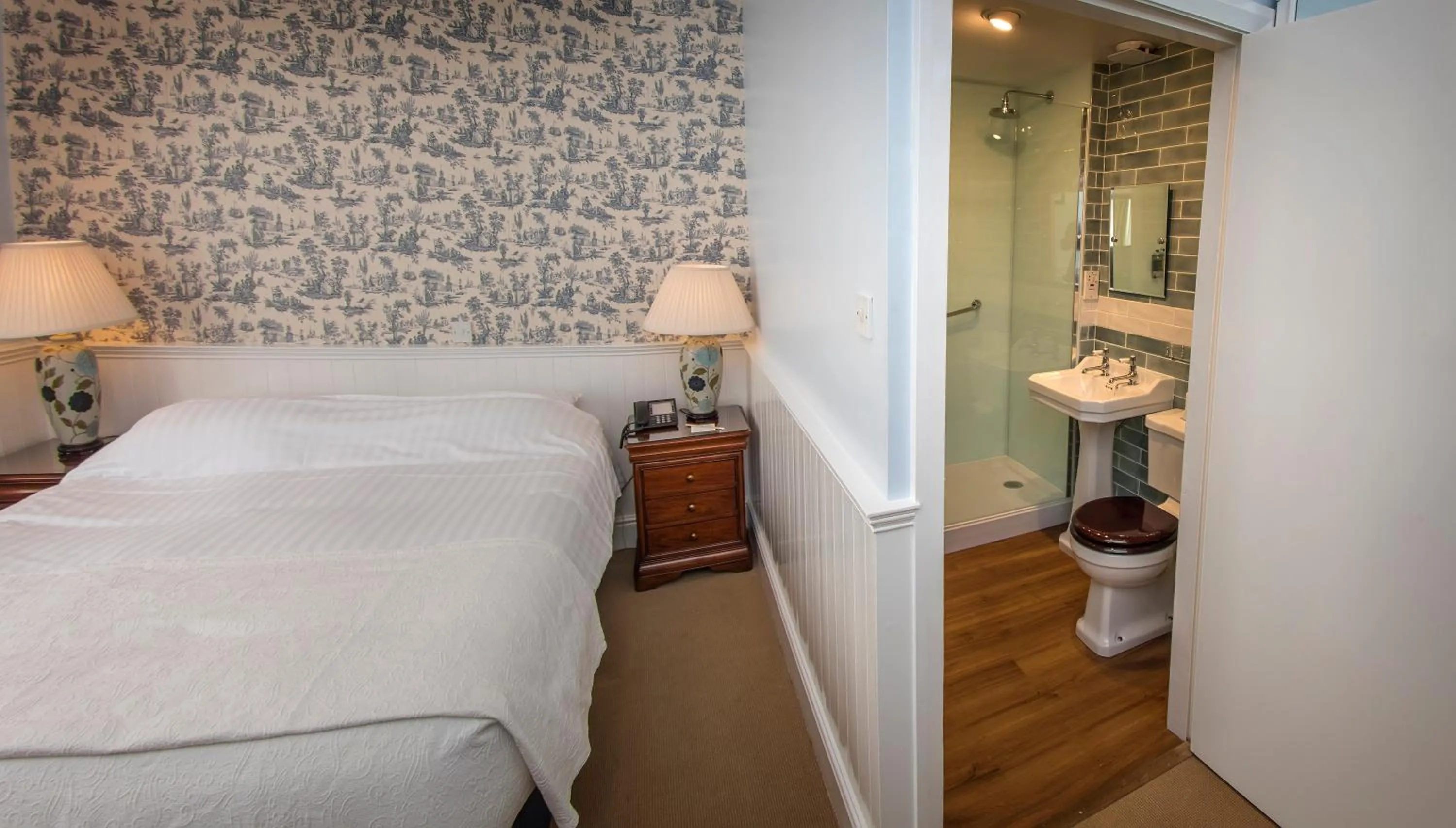 Bedroom, Bed in Dunoon Hotel