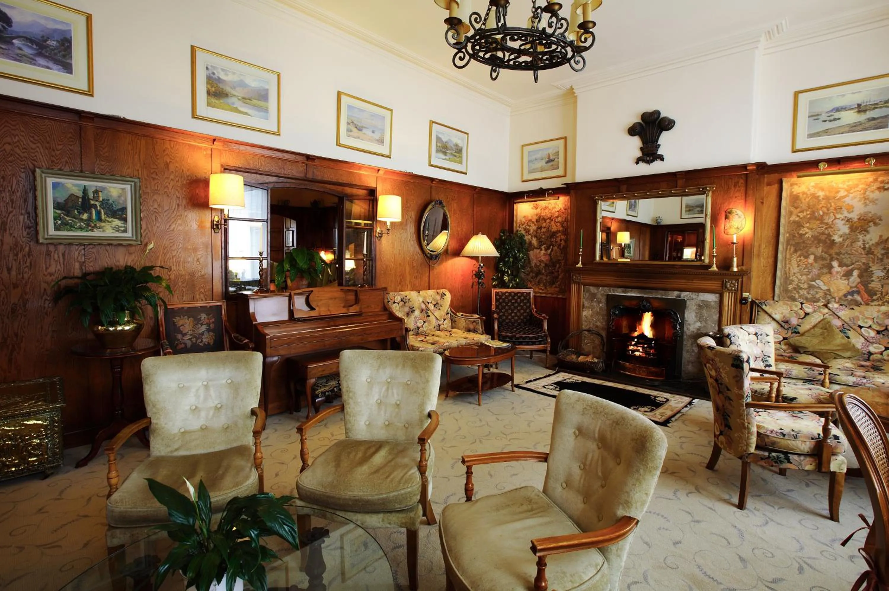 Communal lounge/ TV room in Dunoon Hotel