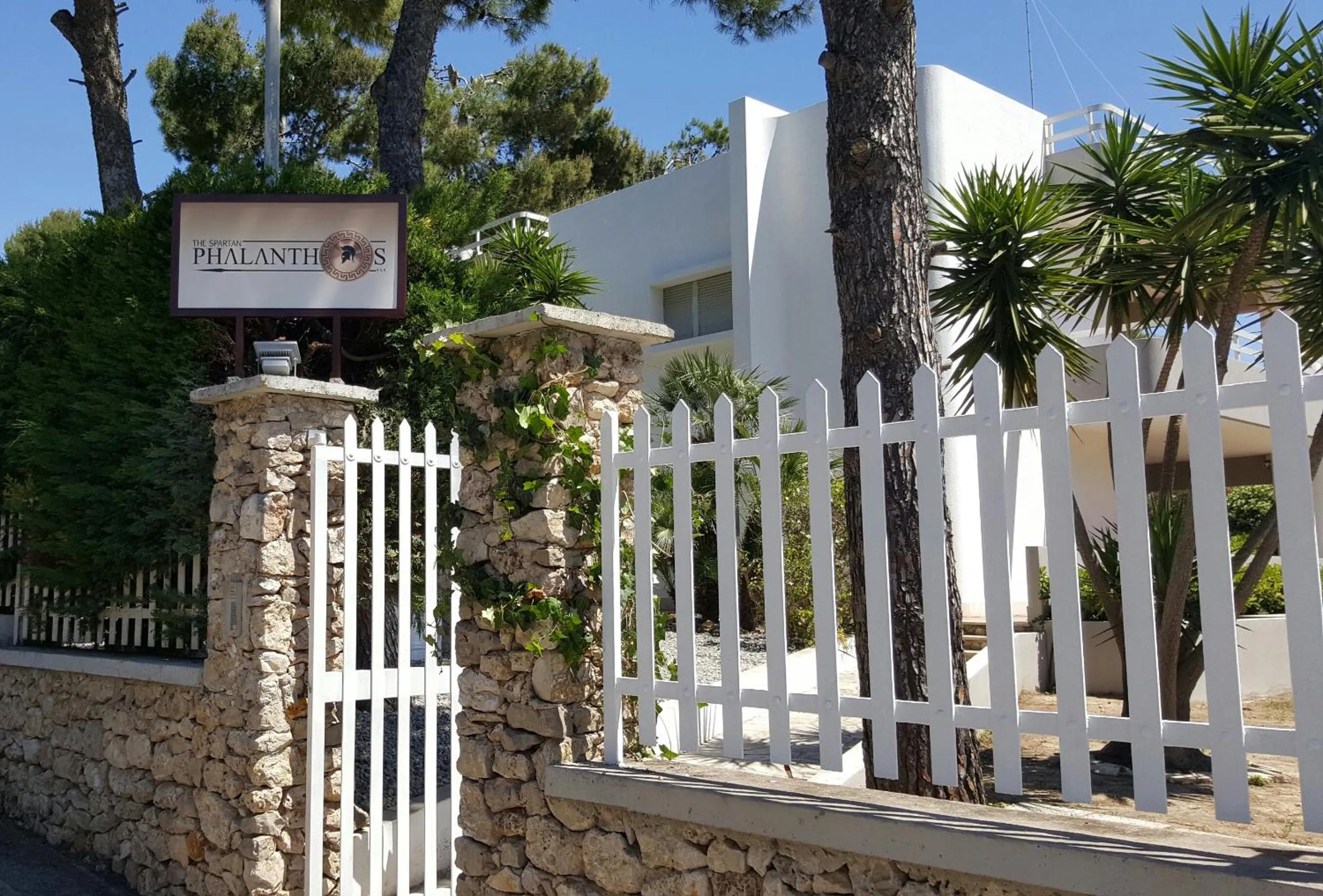 Facade/entrance in Phalanthos B&B