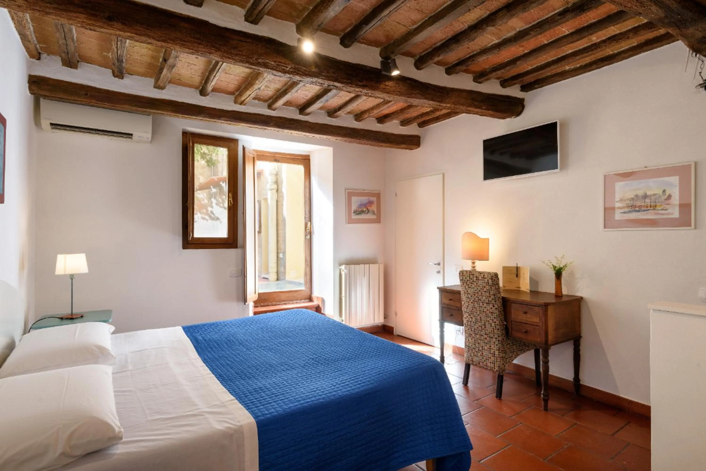 Photo of the whole room, Bed in Piazza Paradiso Accommodation