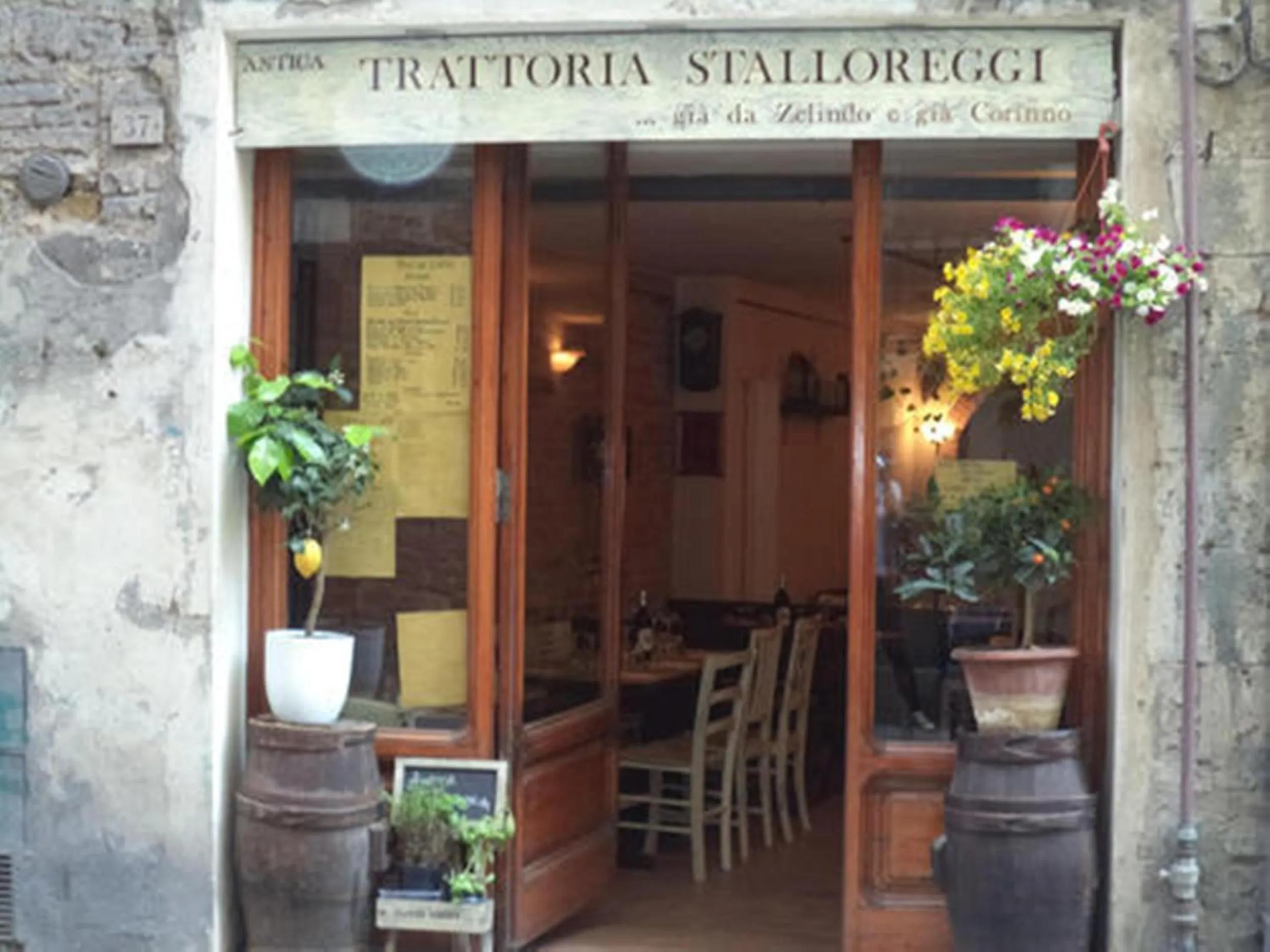 Restaurant/places to eat in Piazza Paradiso Accommodation
