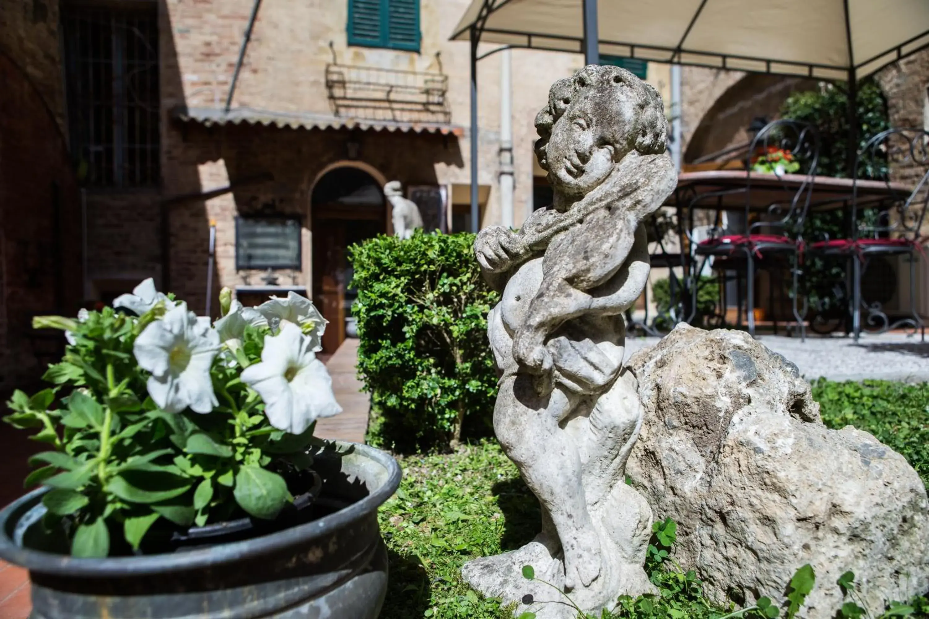 Facade/entrance in Piazza Paradiso Accommodation Facade/entrance in Piazza Paradiso Accommodation