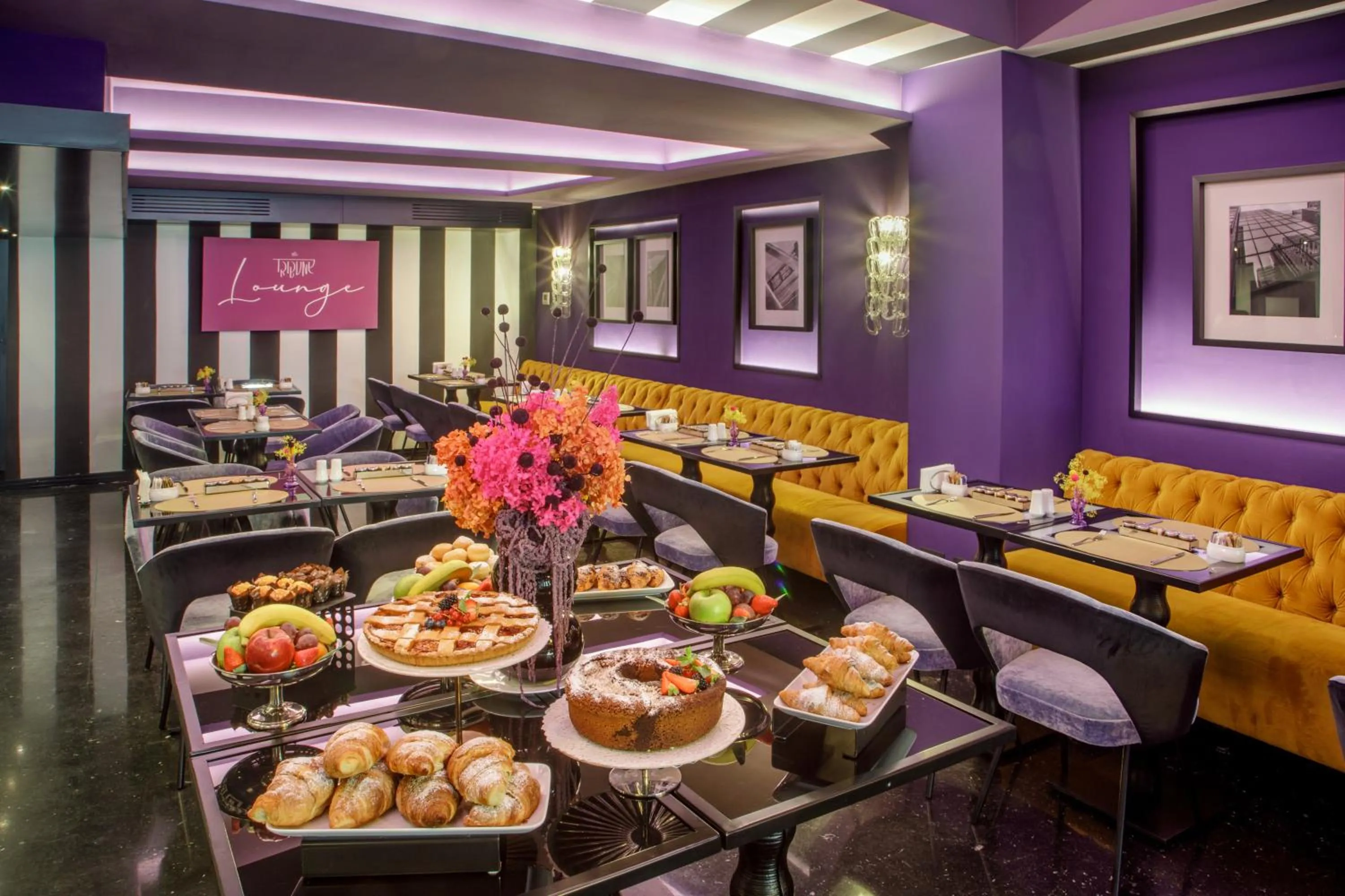 Buffet breakfast in The Tribune, part of JdV by Hyatt