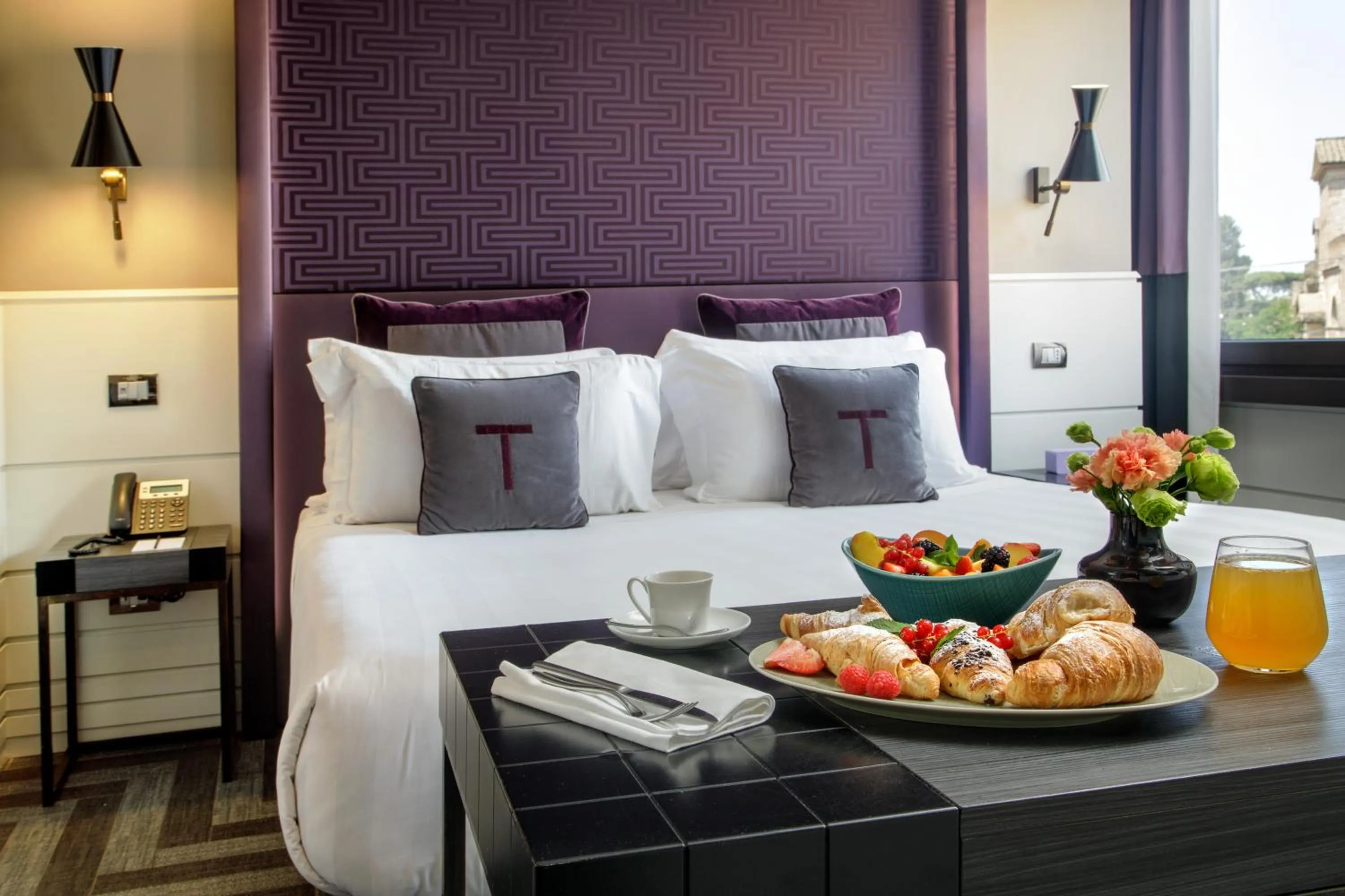 Dining area, Bed in The Tribune, part of JdV by Hyatt