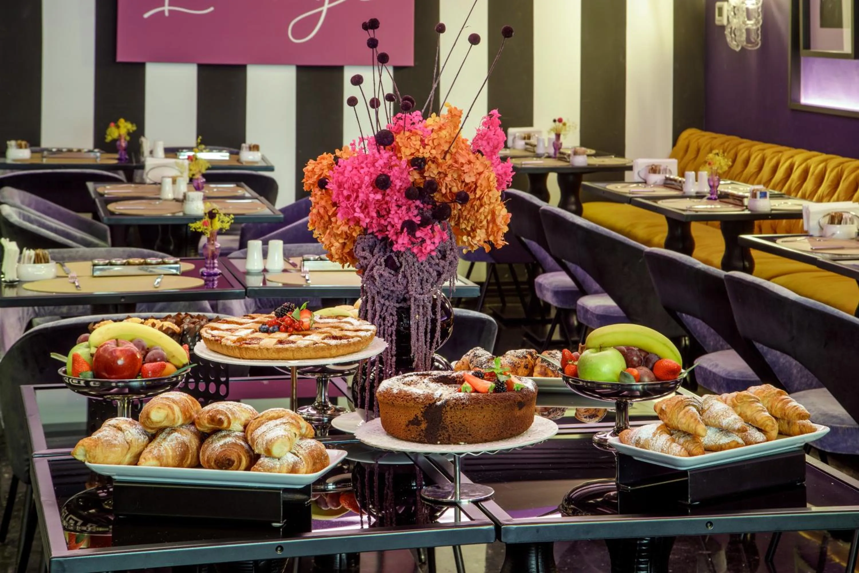 Buffet breakfast in The Tribune, part of JdV by Hyatt