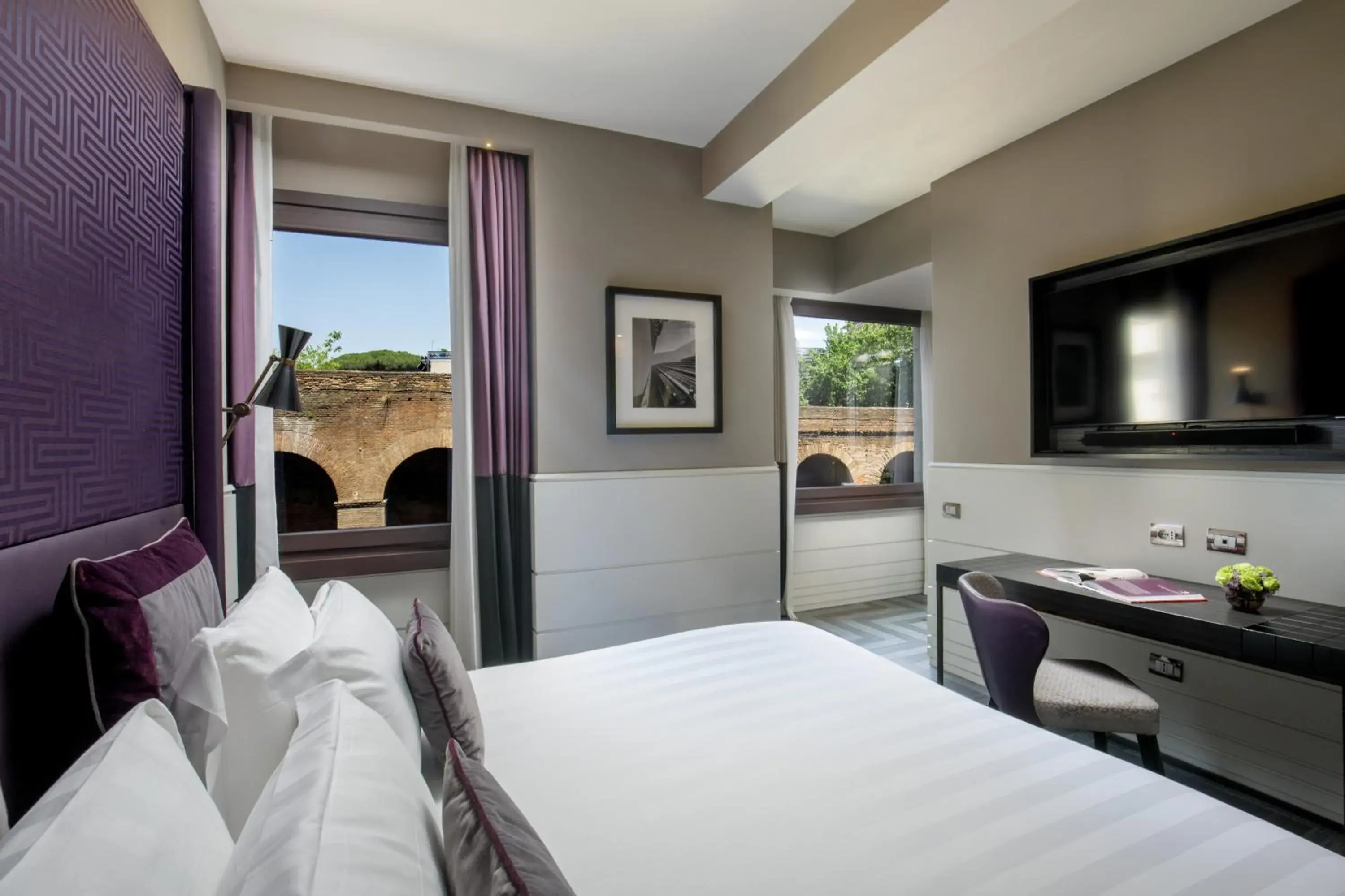Photo of the whole room, Bed in The Tribune, part of JdV by Hyatt Photo of the whole room, Bed in The Tribune, part of JdV by Hyatt