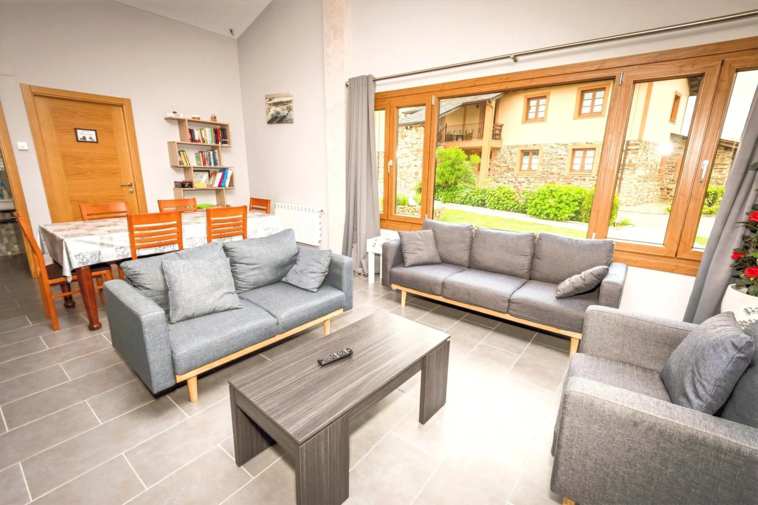 Communal lounge/ TV room in Apartamentos Navalin
