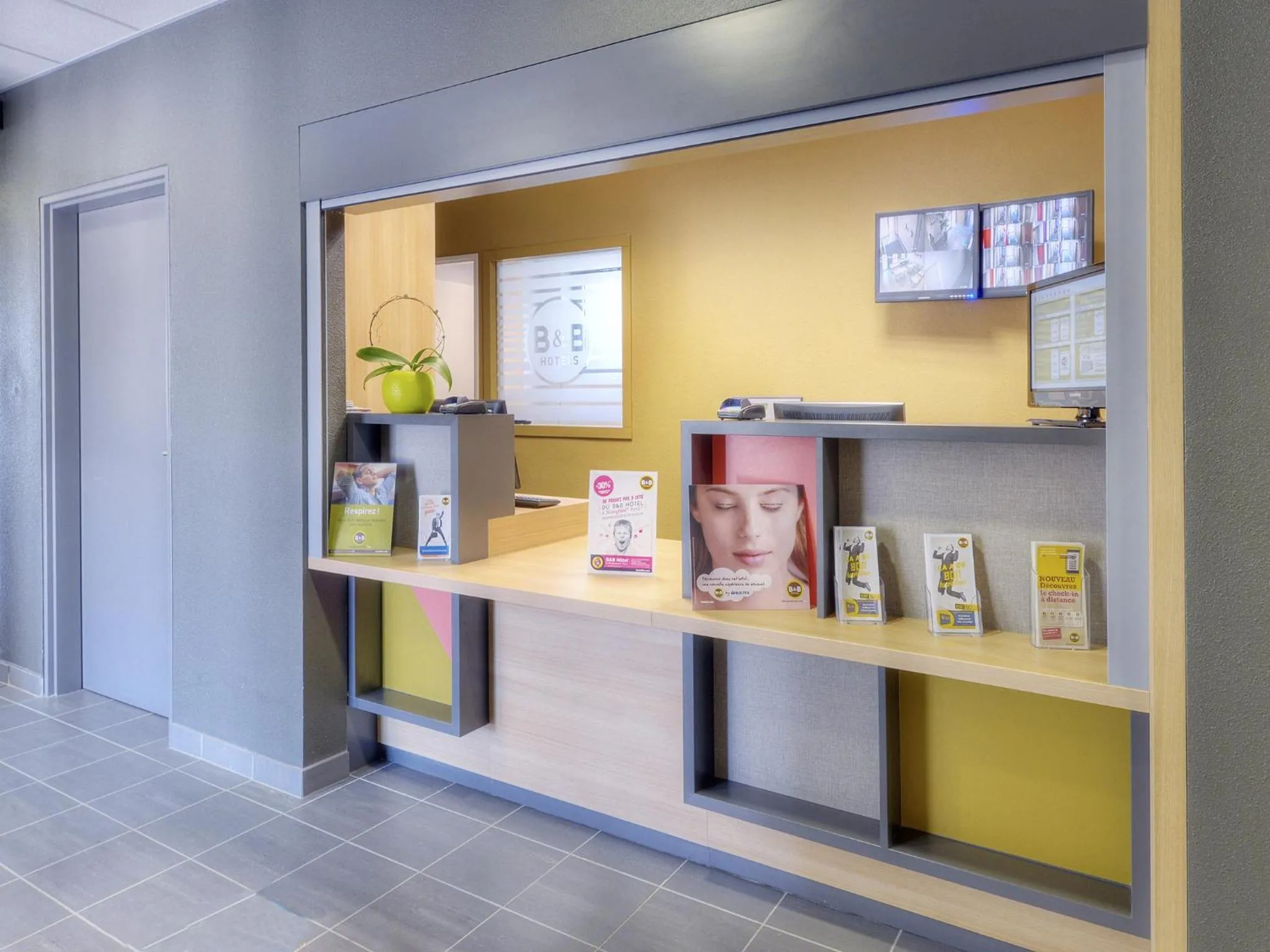Lobby or reception in B&B HOTEL Marseille Les Ports