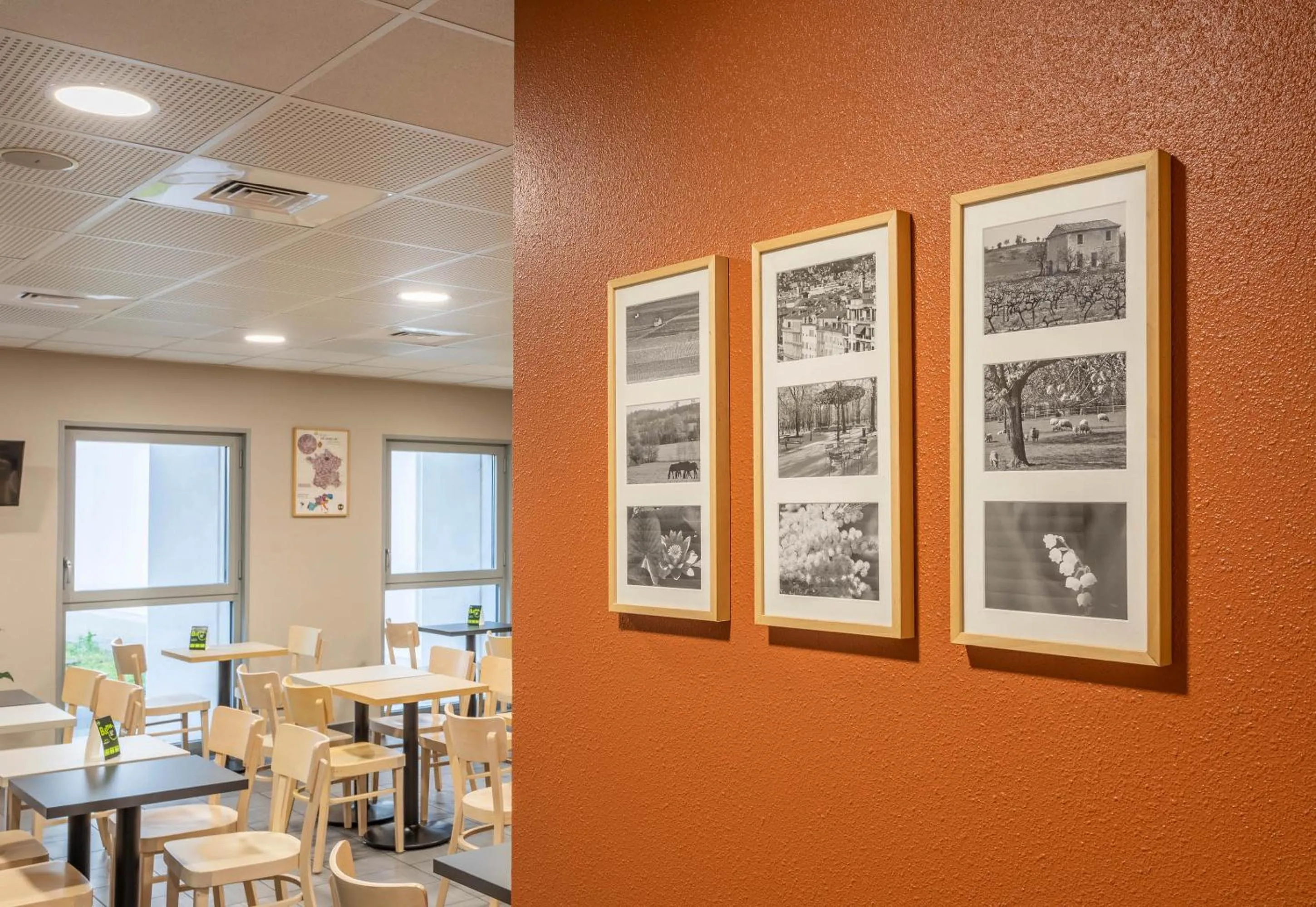 Restaurant/places to eat in B&B HOTEL Marseille Les Ports