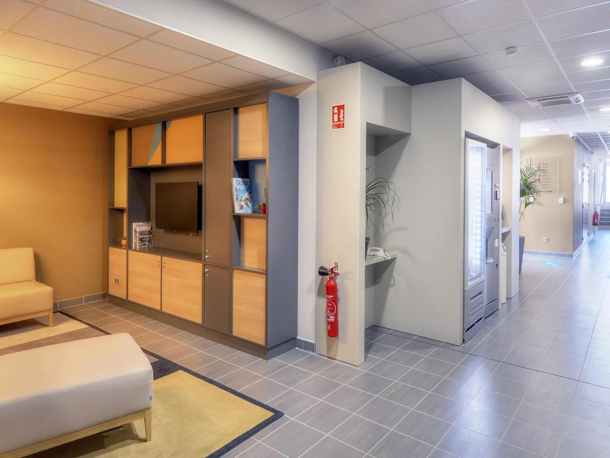 Lounge or bar in B&B HOTEL Marseille Les Ports