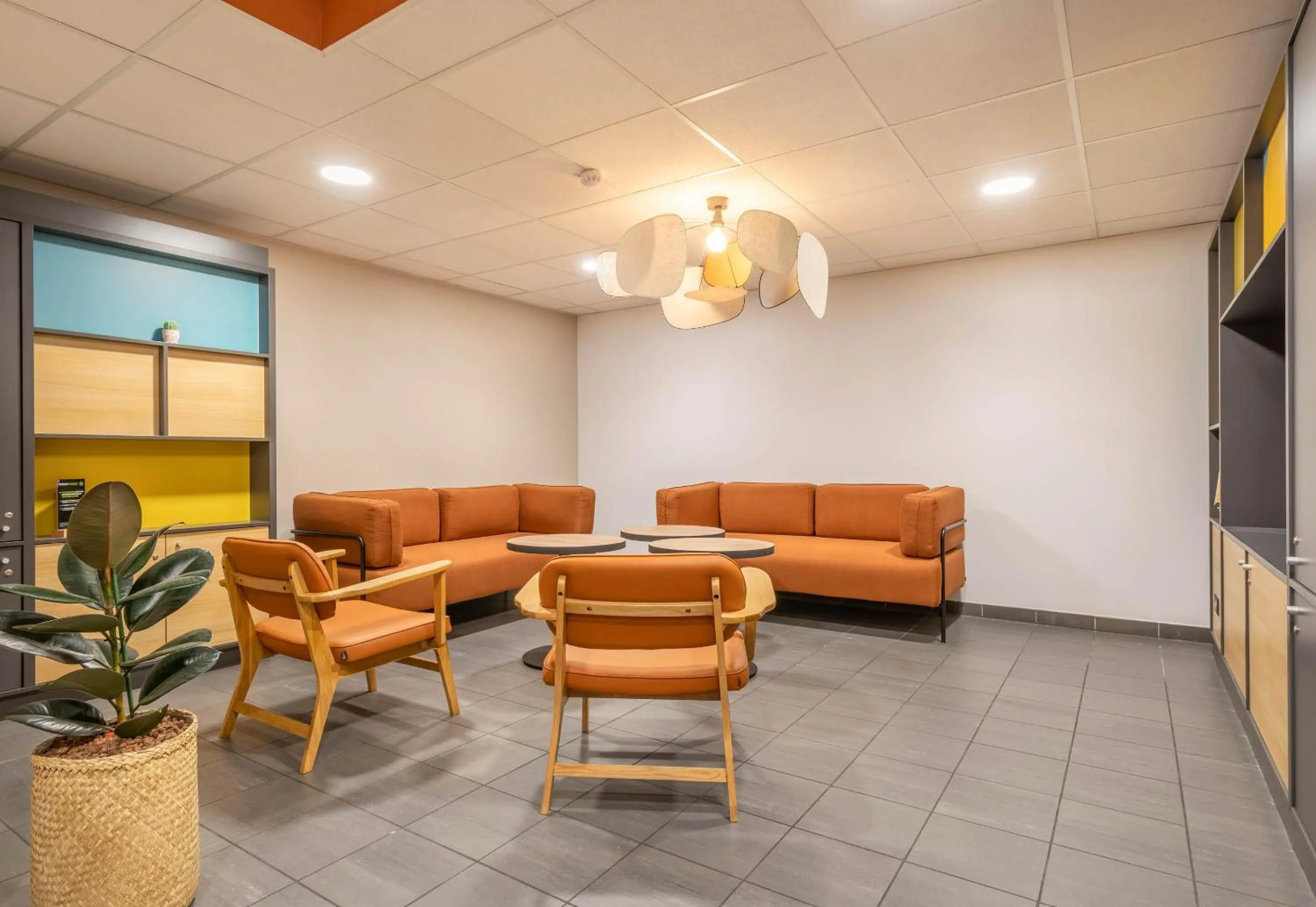 Seating area in B&B HOTEL Marseille Les Ports