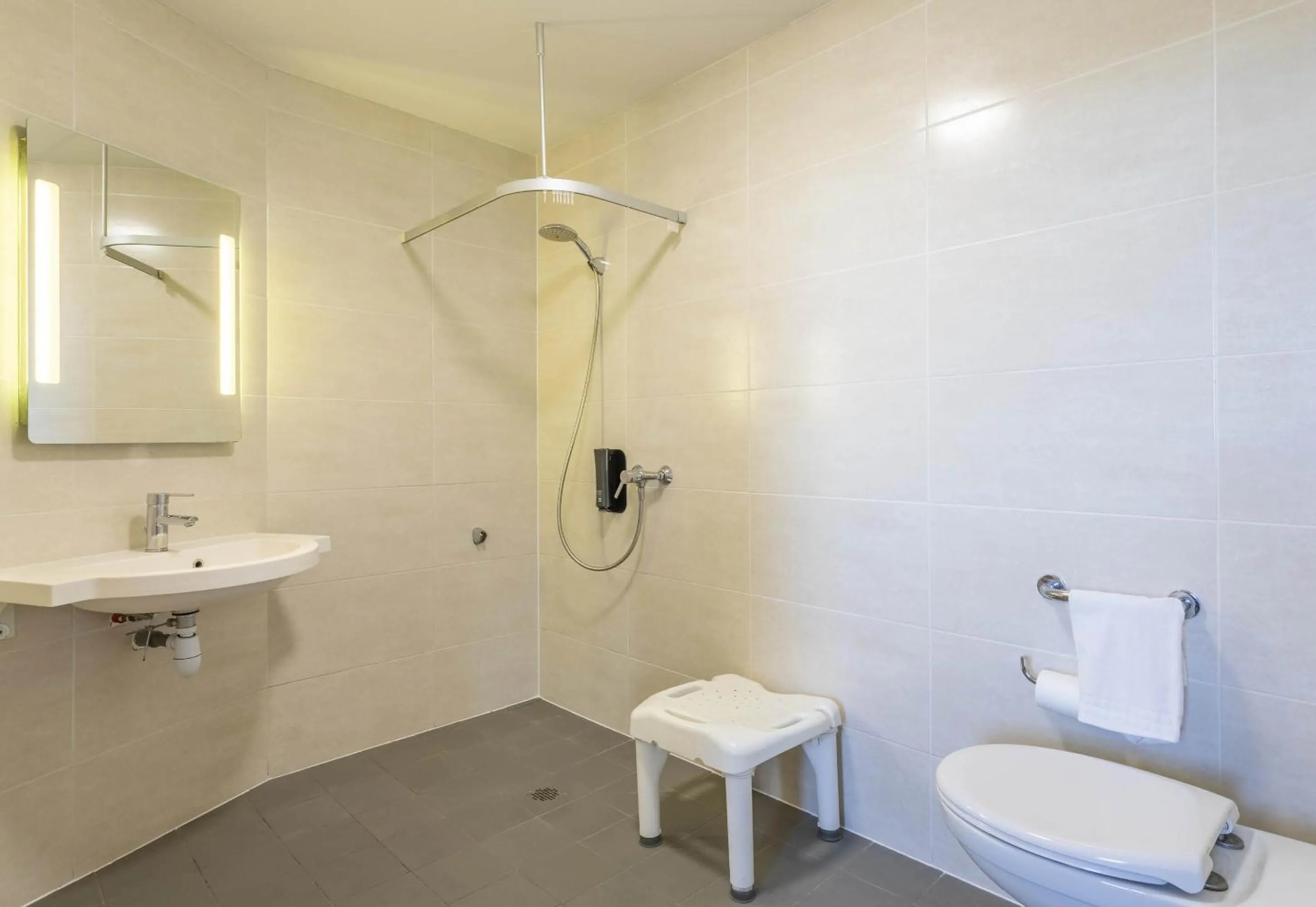 Bathroom in B&B HOTEL Marseille Les Ports