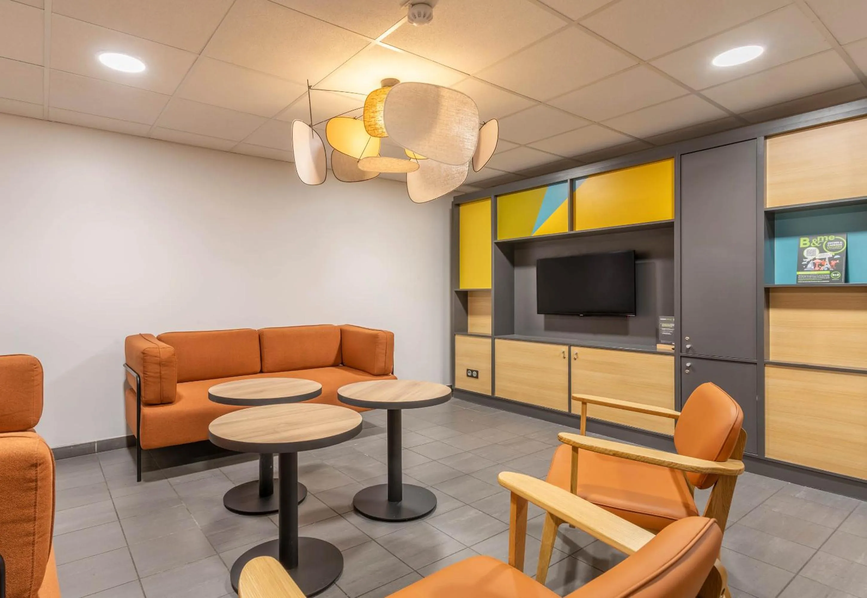 Seating area in B&B HOTEL Marseille Les Ports