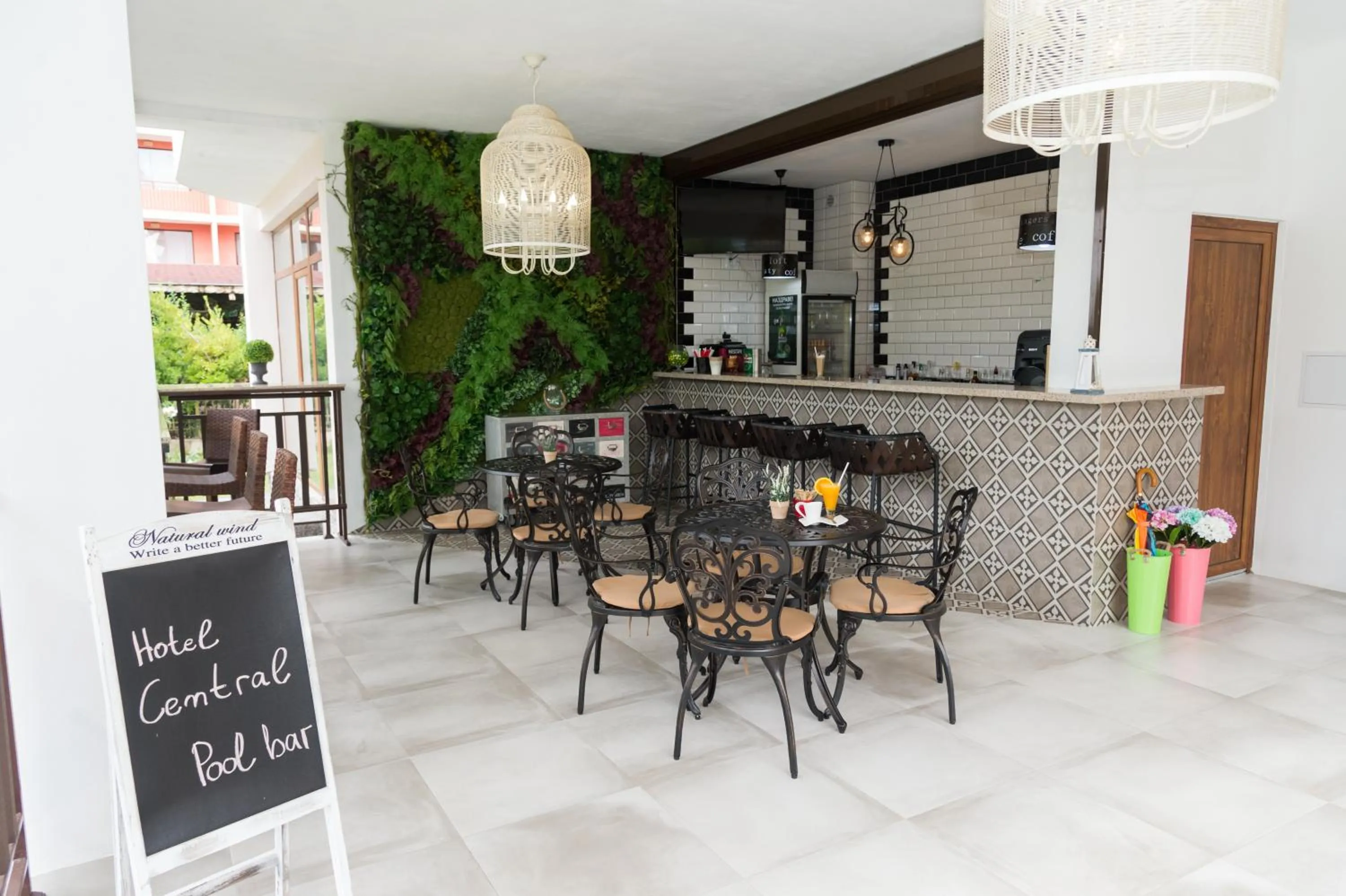 Restaurant/places to eat in Hotel Central