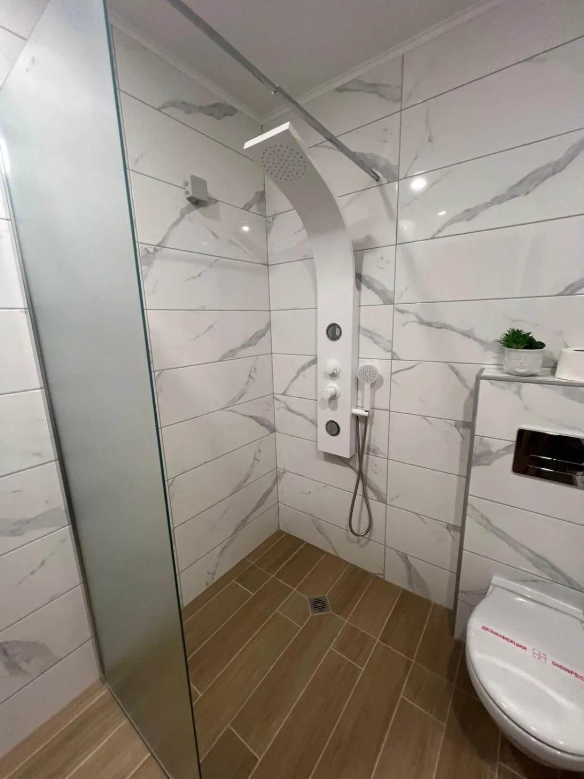 Shower in Hotel Central