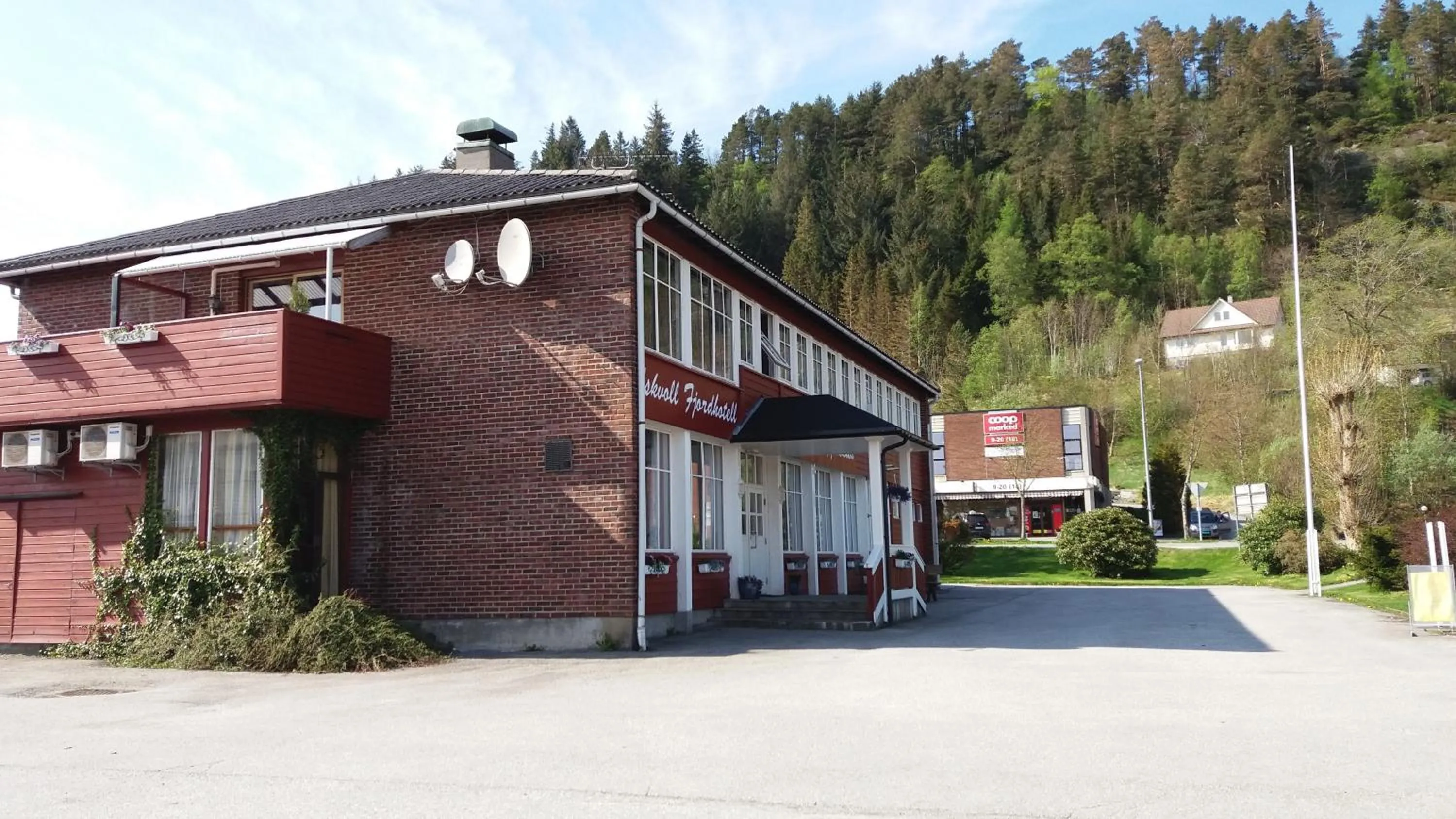 Property building in Askvoll Fjordhotell