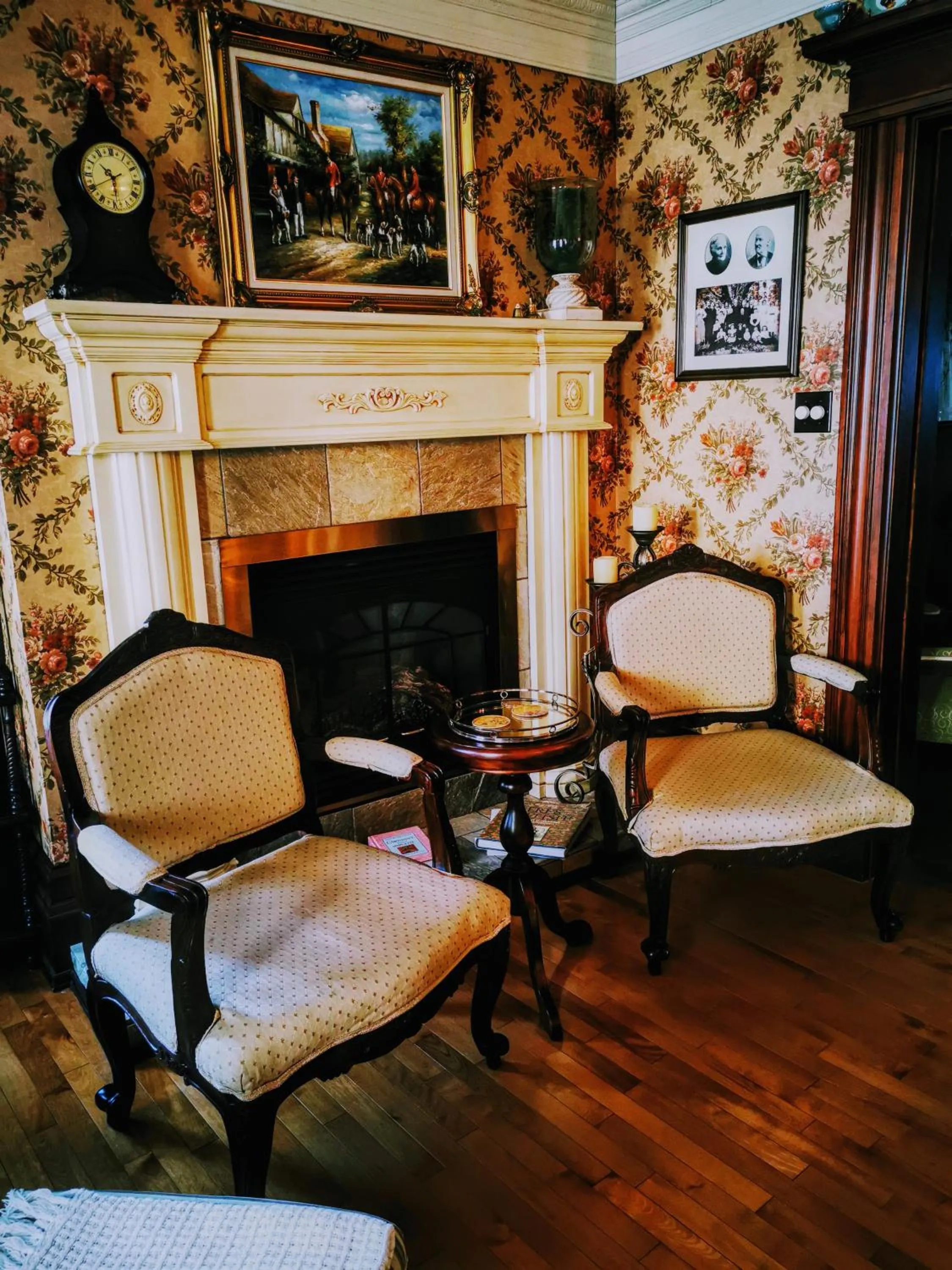 Seating area in Auberge J.A Moisan