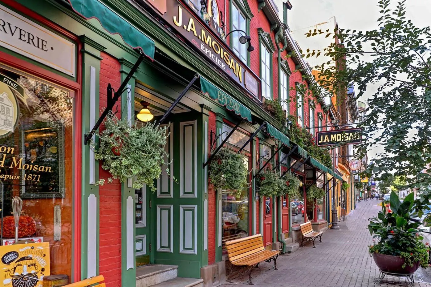 Facade/entrance in Auberge J.A Moisan