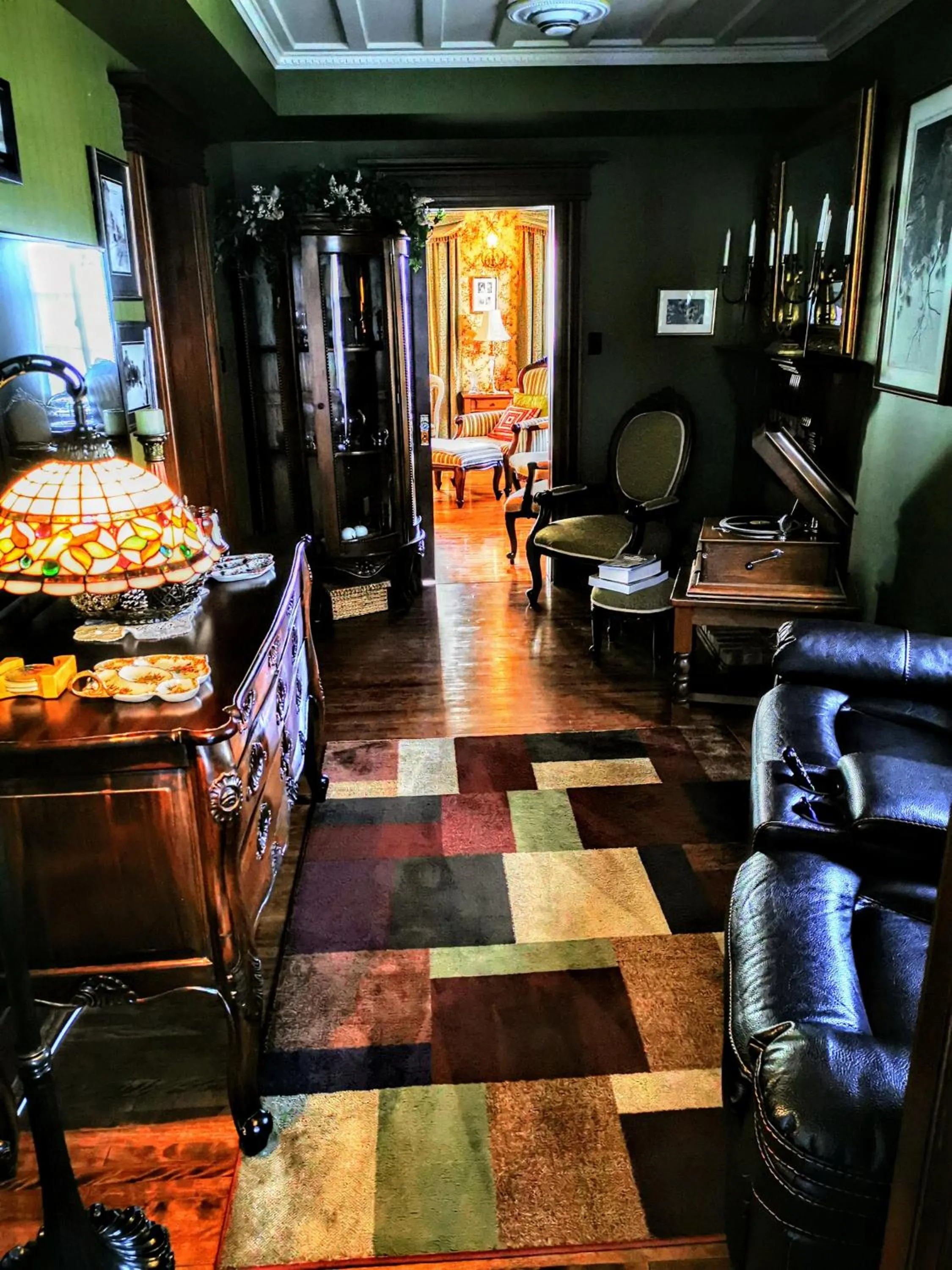 Communal lounge/ TV room in Auberge J.A Moisan