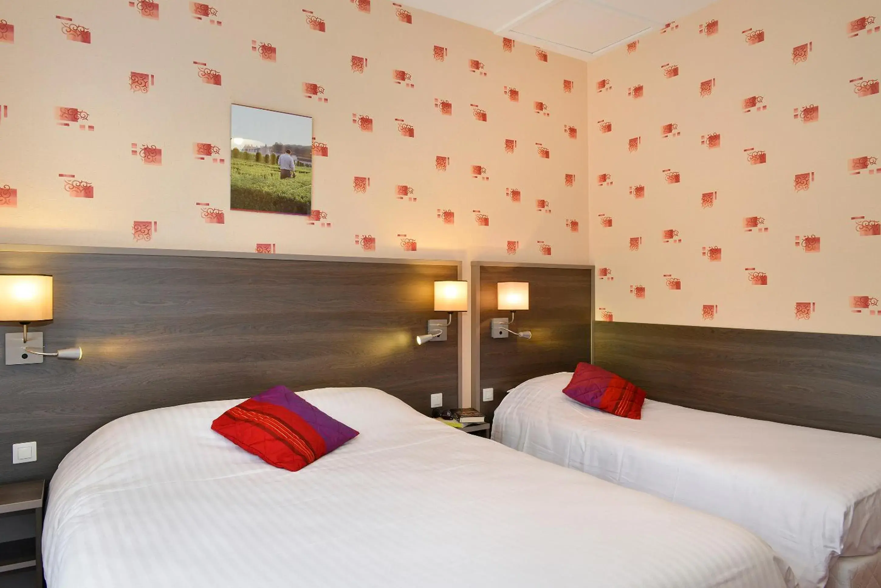 Toilet, Bed in Logis Hôtel Des Châteaux De La Loire Toilet, Bed in Logis Hôtel Des Châteaux De La Loire