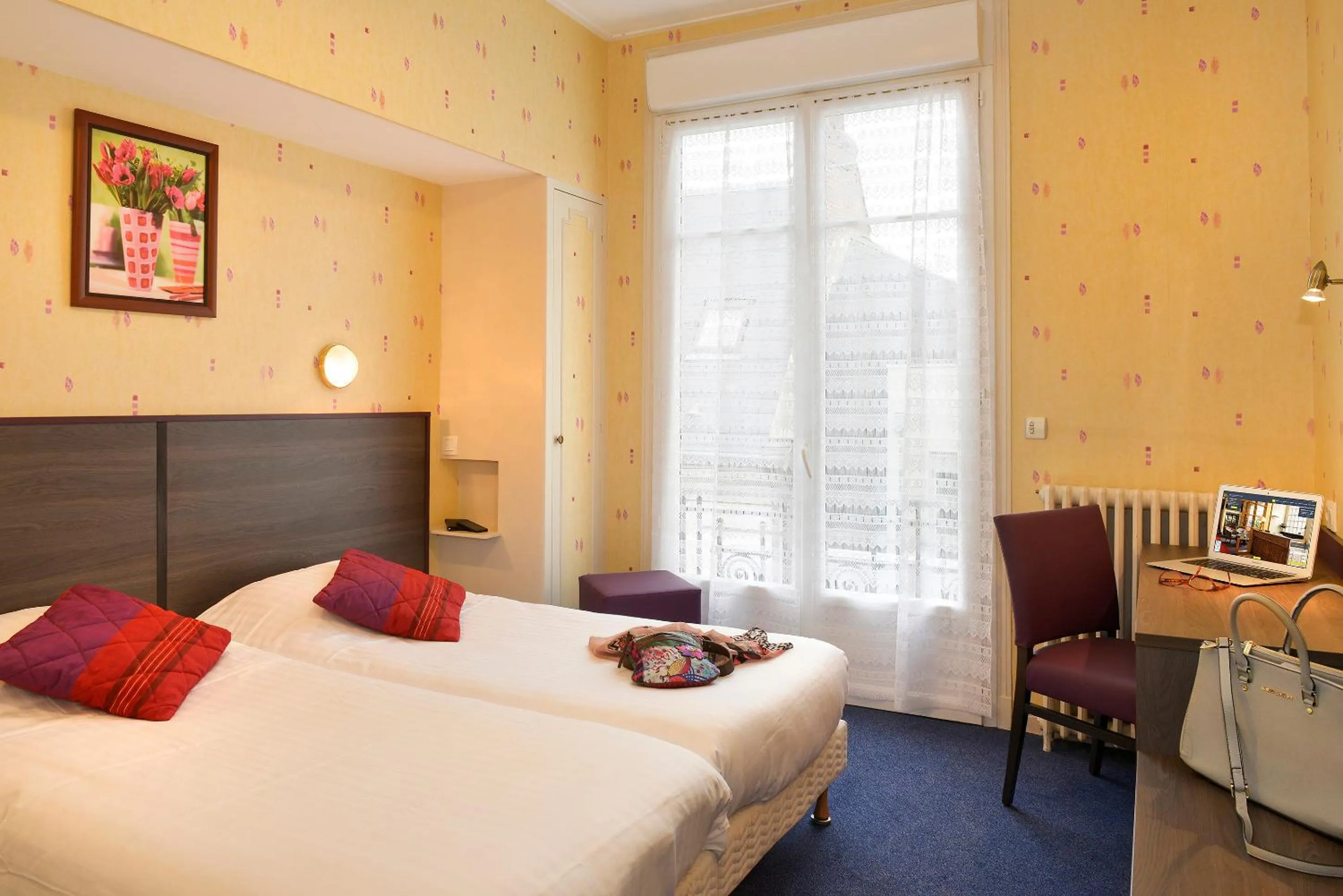 Toilet, Bed in Logis Hôtel Des Châteaux De La Loire