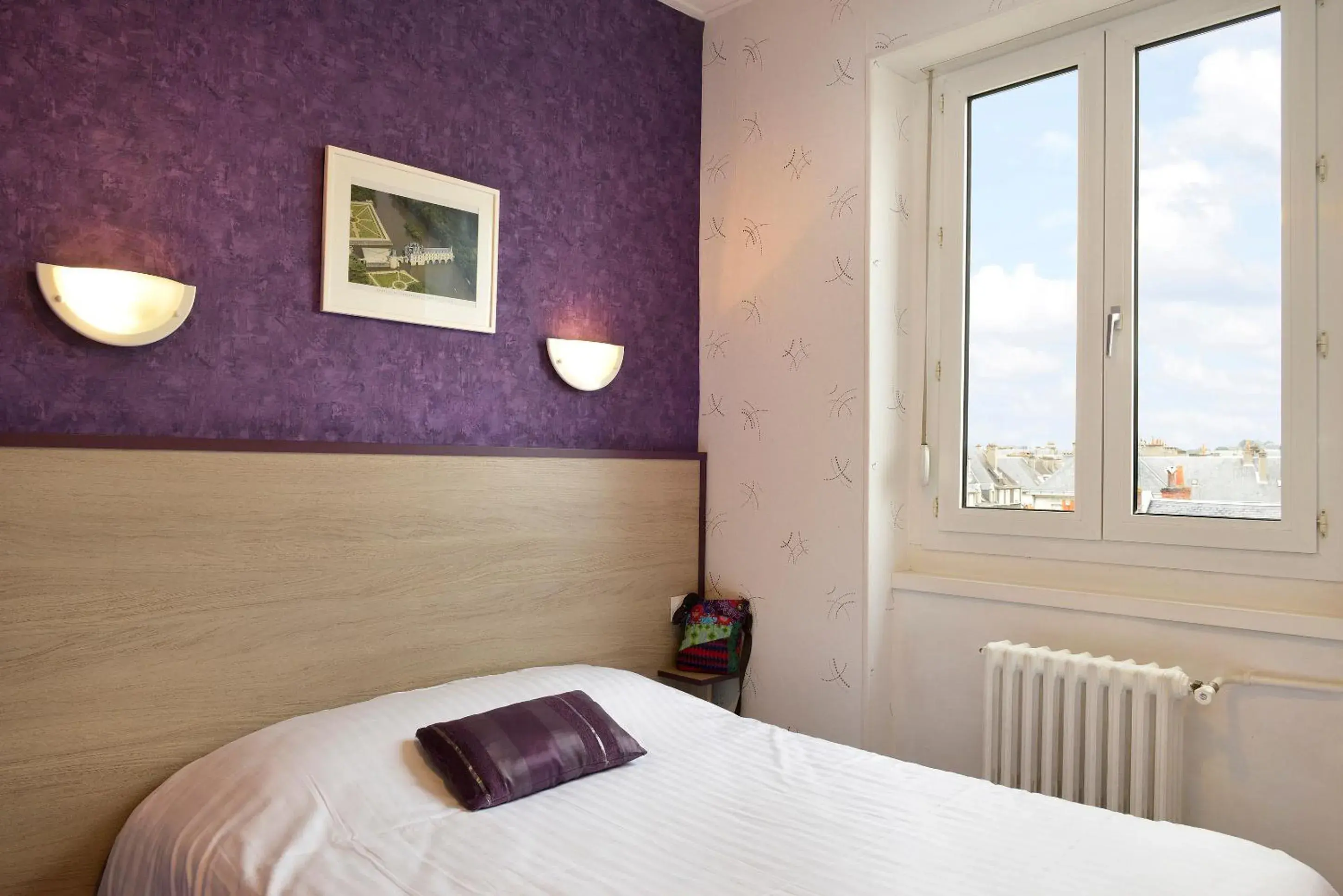 Shower, Bed in Logis Hôtel Des Châteaux De La Loire Shower, Bed in Logis Hôtel Des Châteaux De La Loire