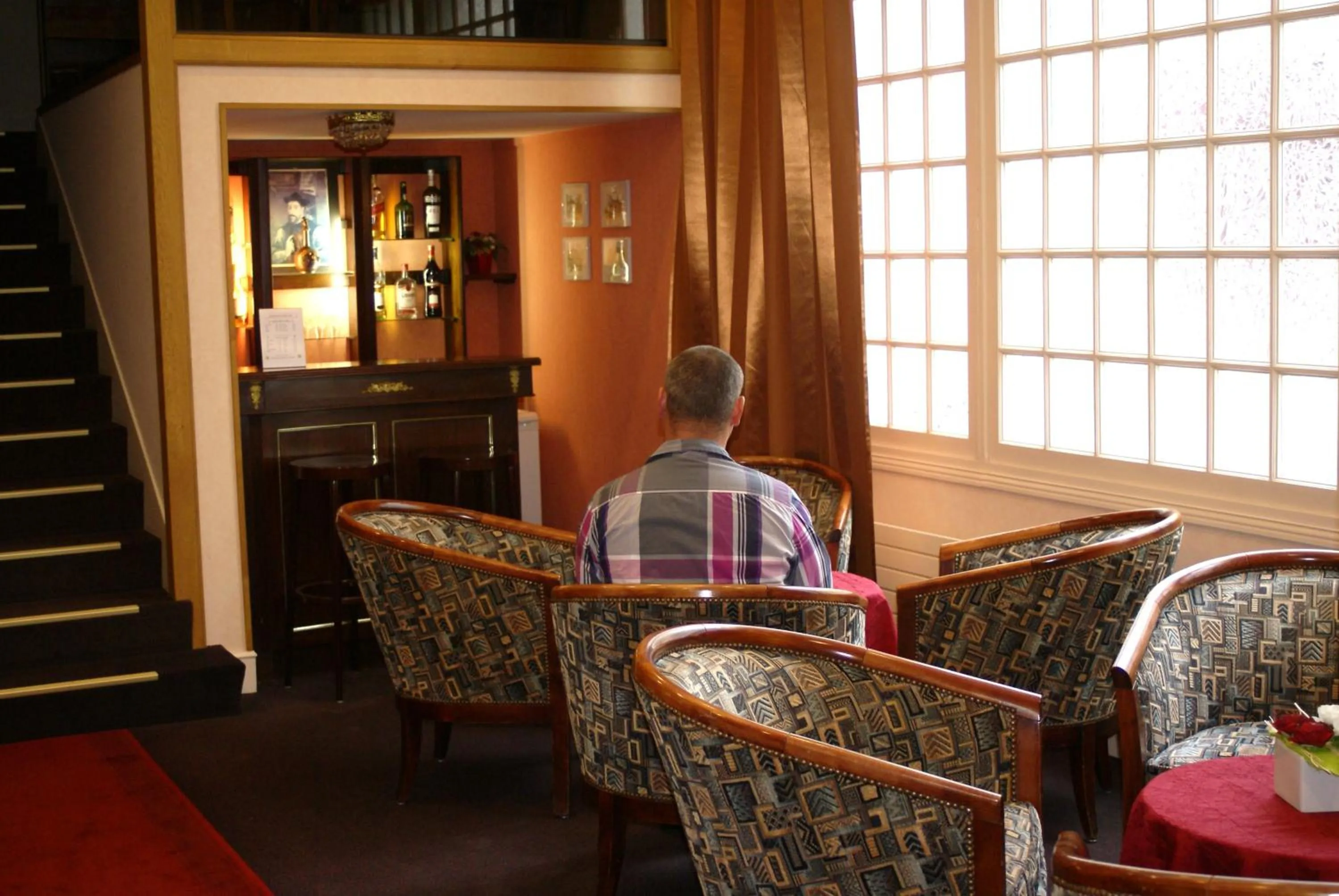 Lounge or bar in Logis Hôtel Des Châteaux De La Loire