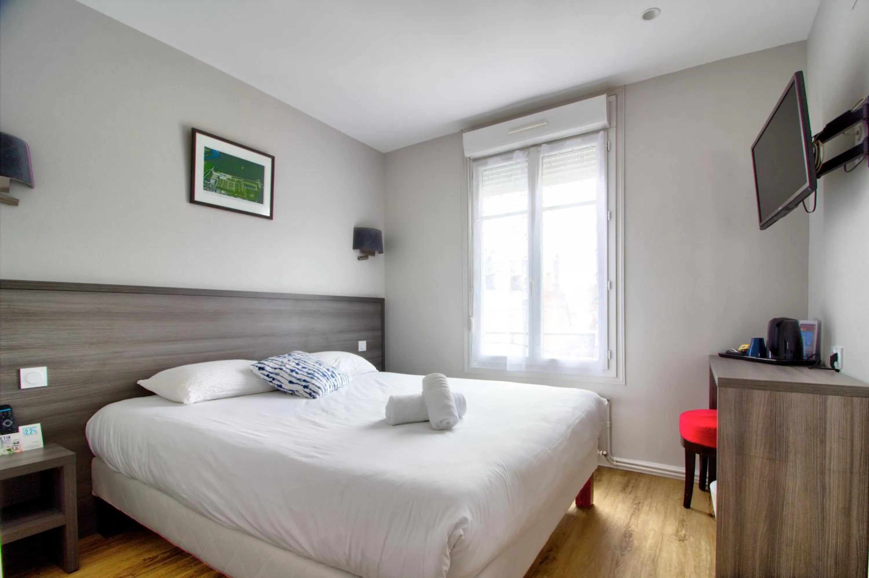 Property building, Bed in Logis Hôtel Des Châteaux De La Loire