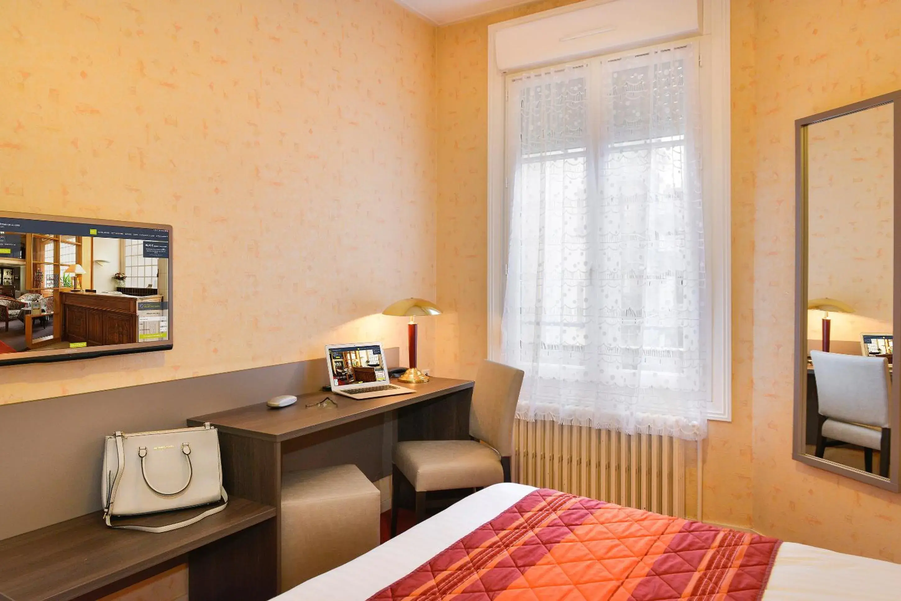 Toilet, Bed in Logis Hôtel Des Châteaux De La Loire Toilet, Bed in Logis Hôtel Des Châteaux De La Loire