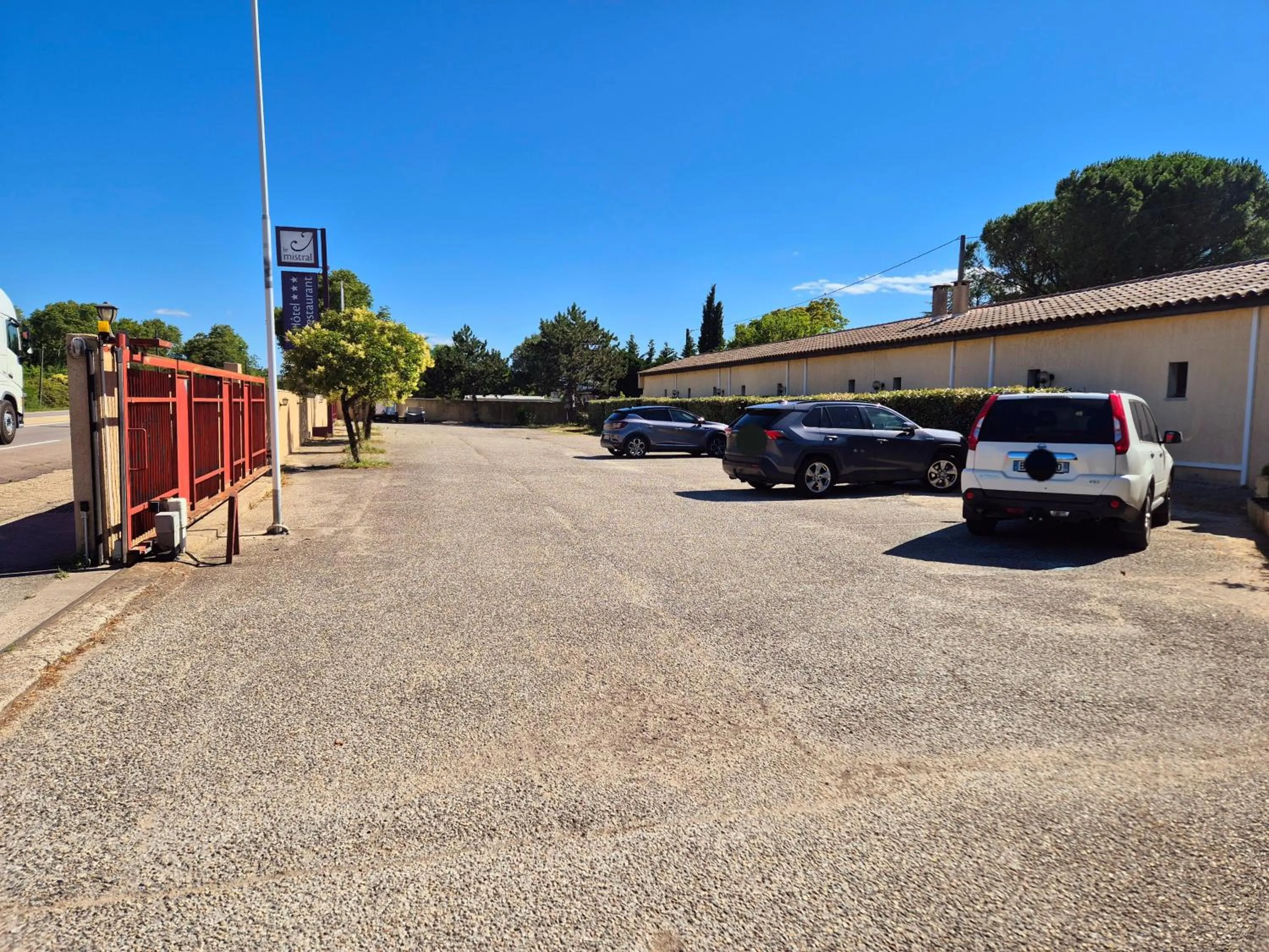 Property building in Logis Hôtel Le Mistral - Restaurant - Montélimar Sud
