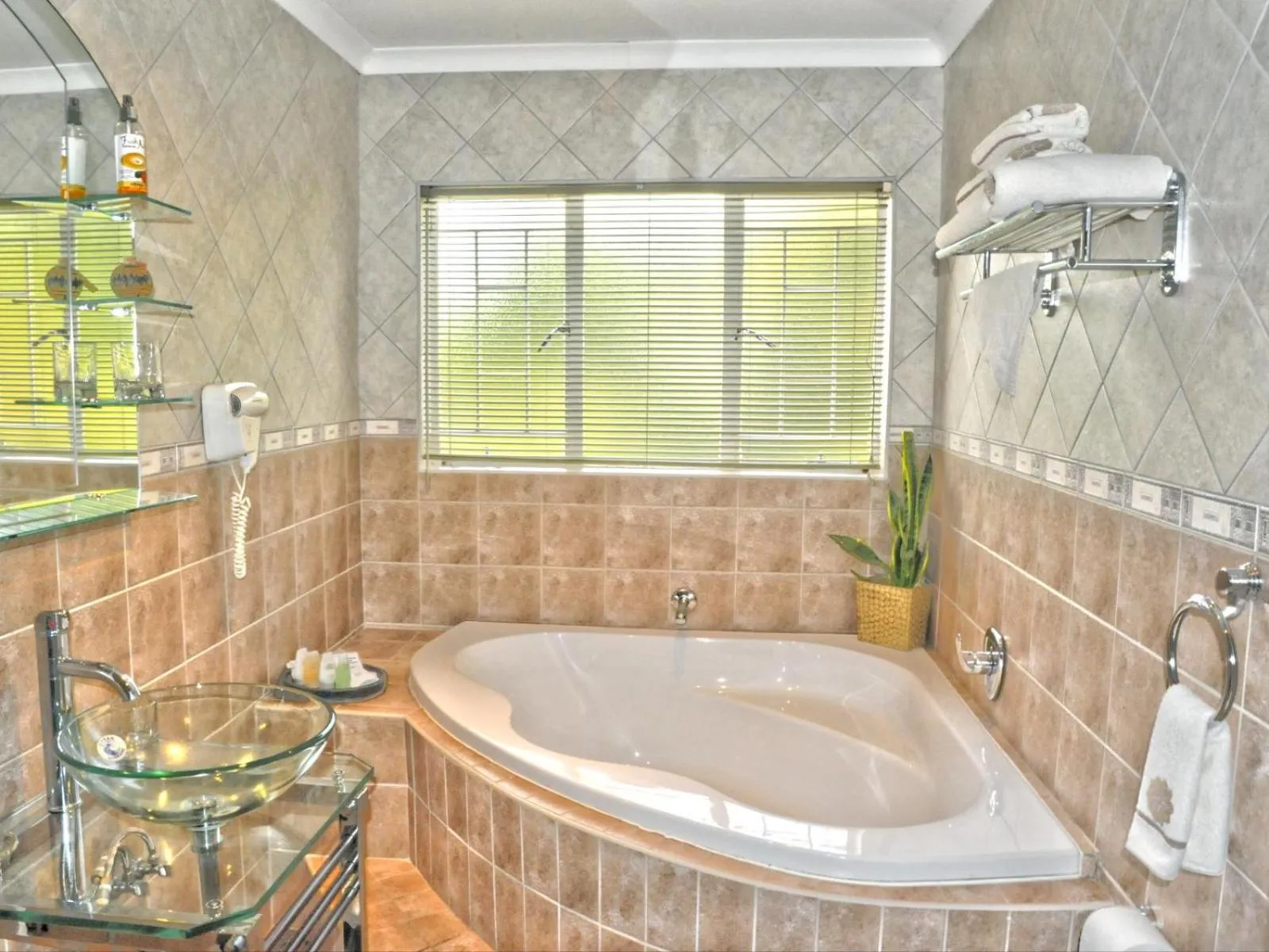 Bathroom in Ipe Tombe Guest Lodge - Midrand