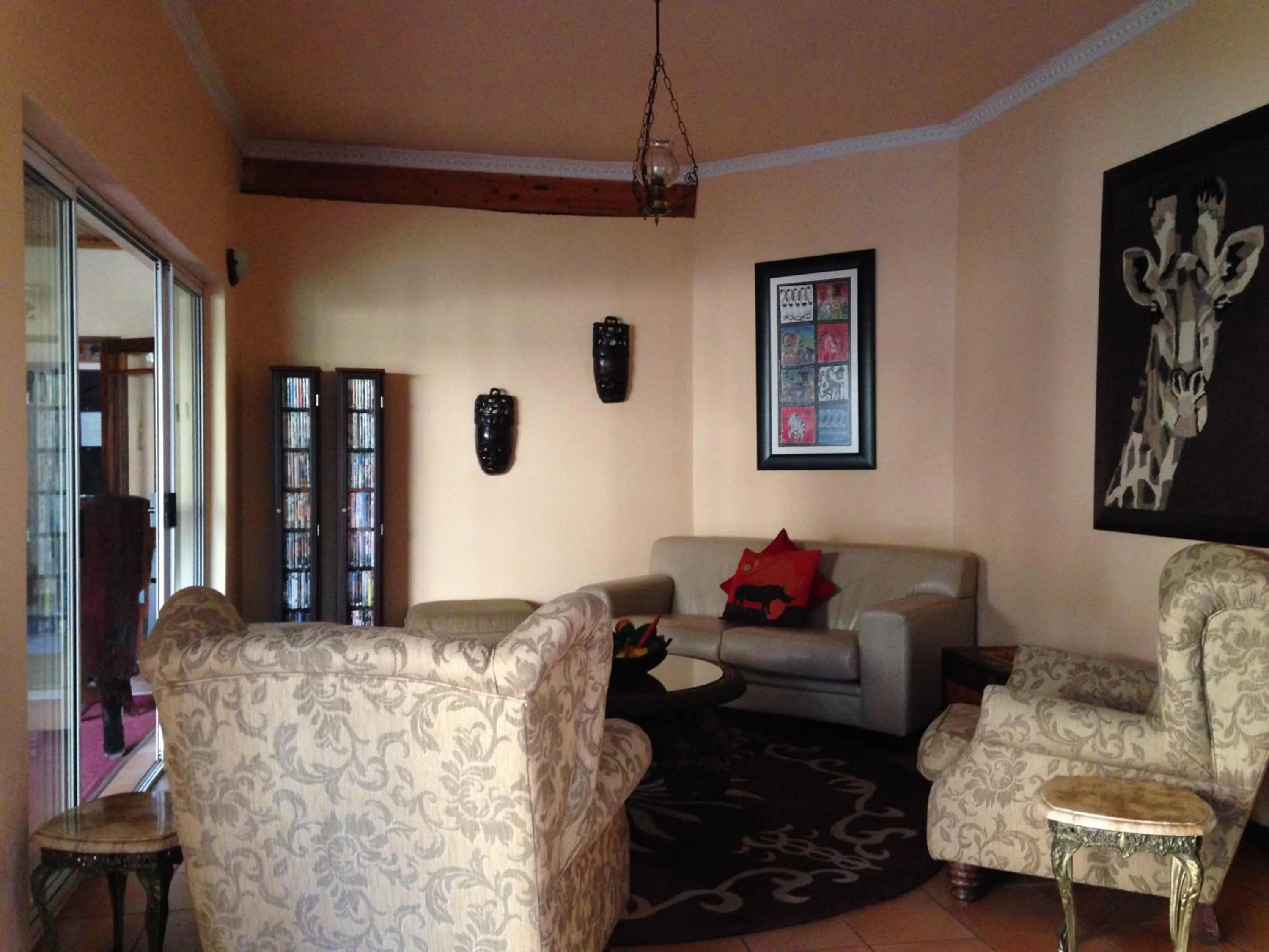Communal lounge/ TV room in Ipe Tombe Guest Lodge - Midrand