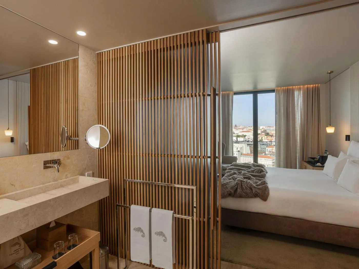 Bathroom, Bed in Memmo Príncipe Real, a Member of Design Hotels