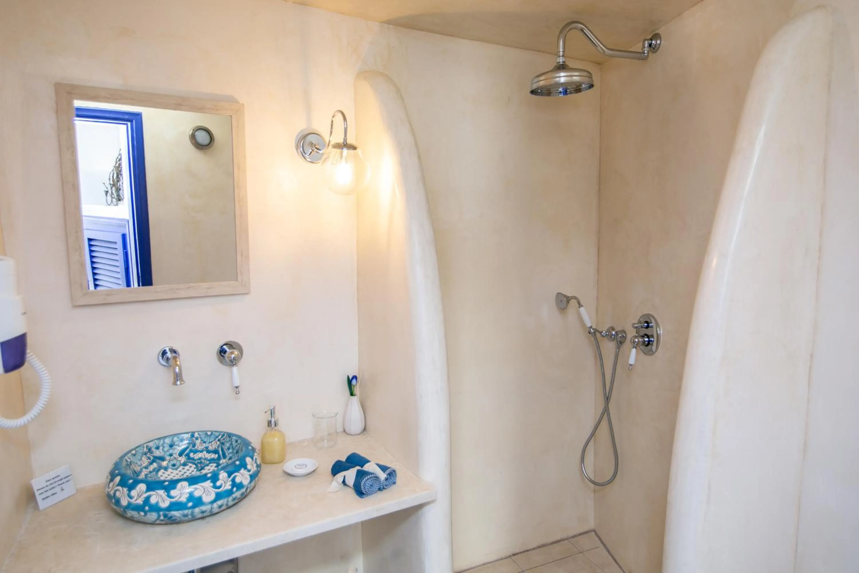 Shower in Ifestio Villas Oia