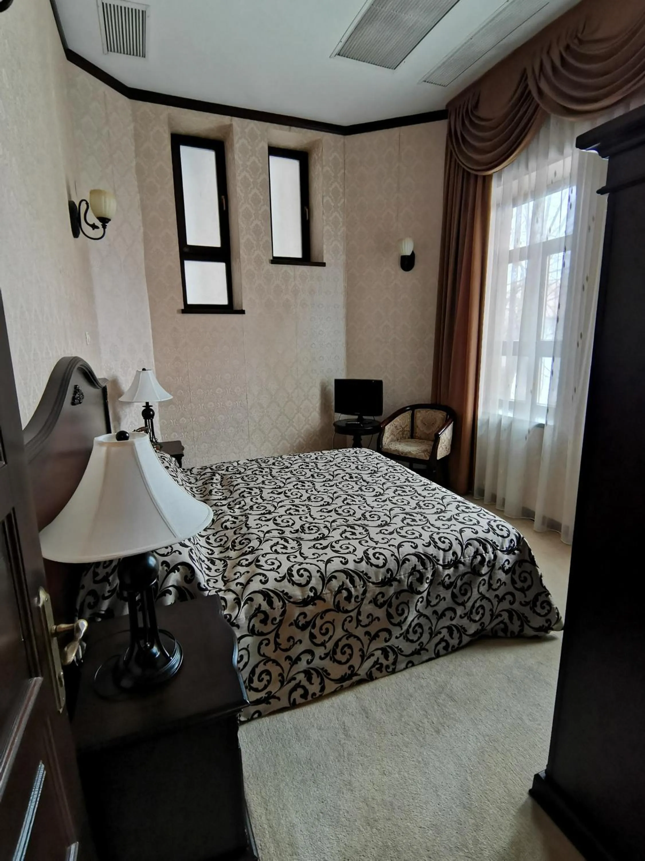 Photo of the whole room, Bed in Hotel Carol