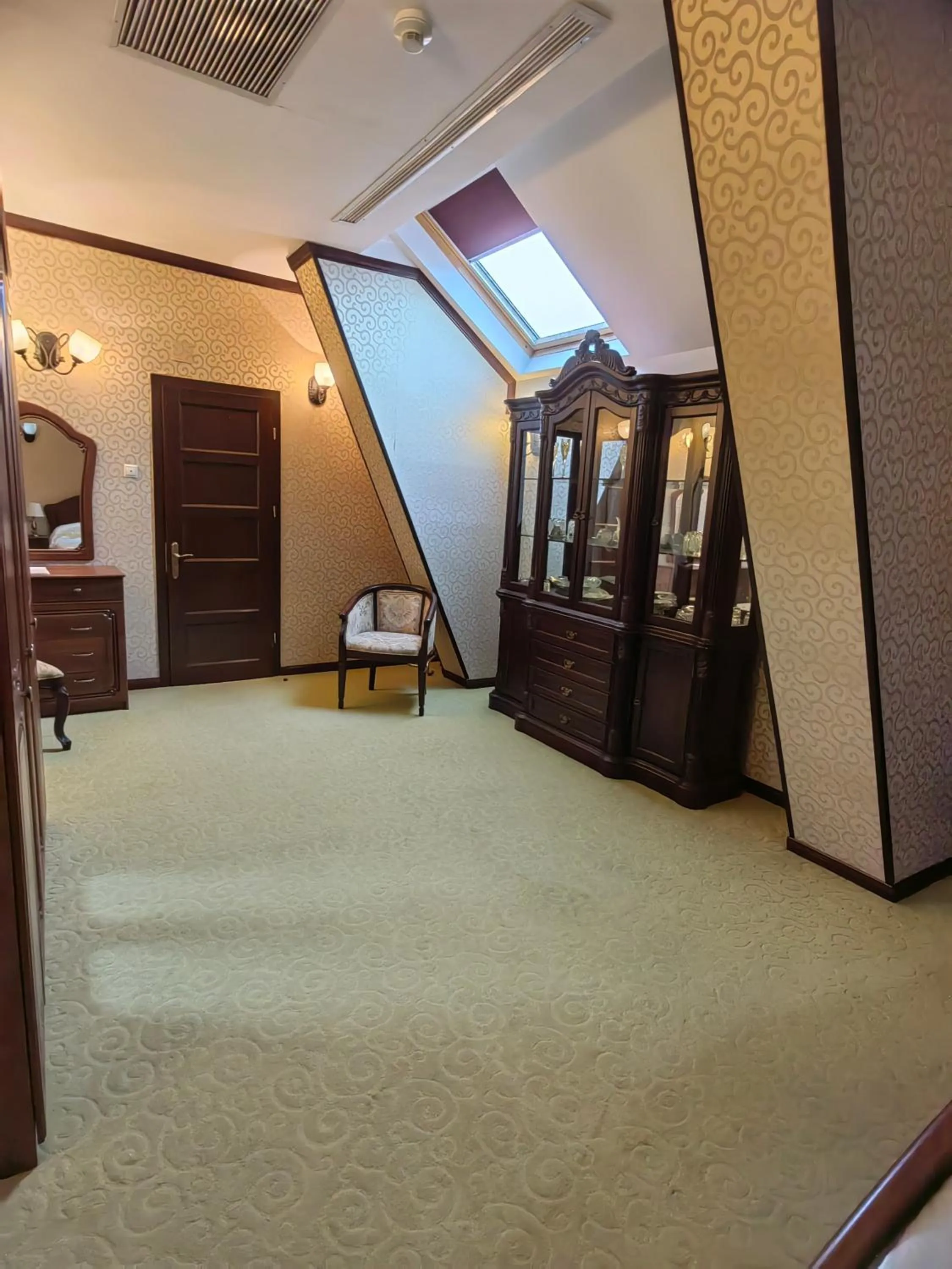 Photo of the whole room in Hotel Carol