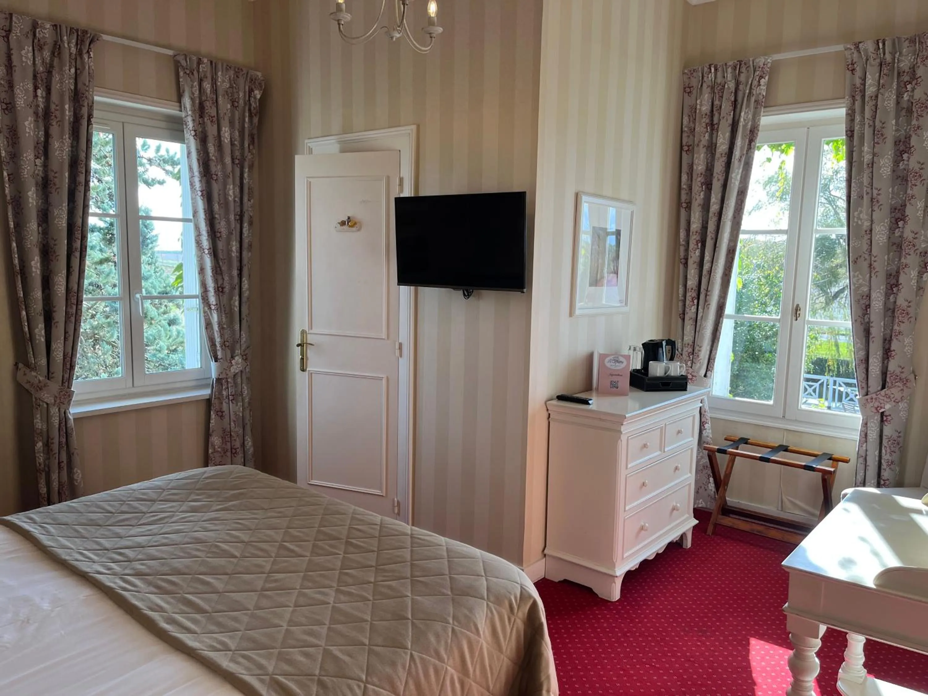 Photo of the whole room, Bed in Logis Le Fleuray