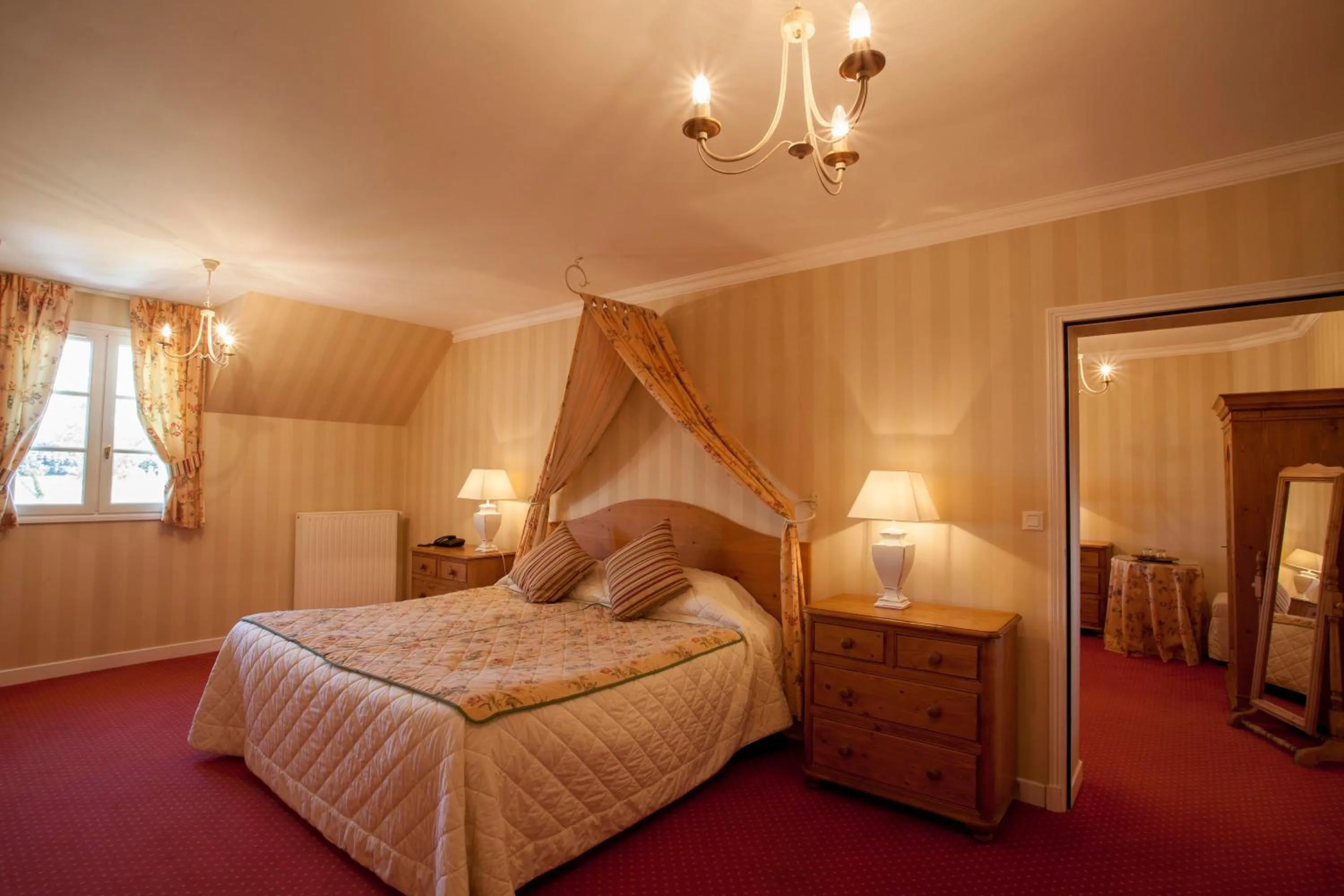 Photo of the whole room, Bed in Logis Le Fleuray