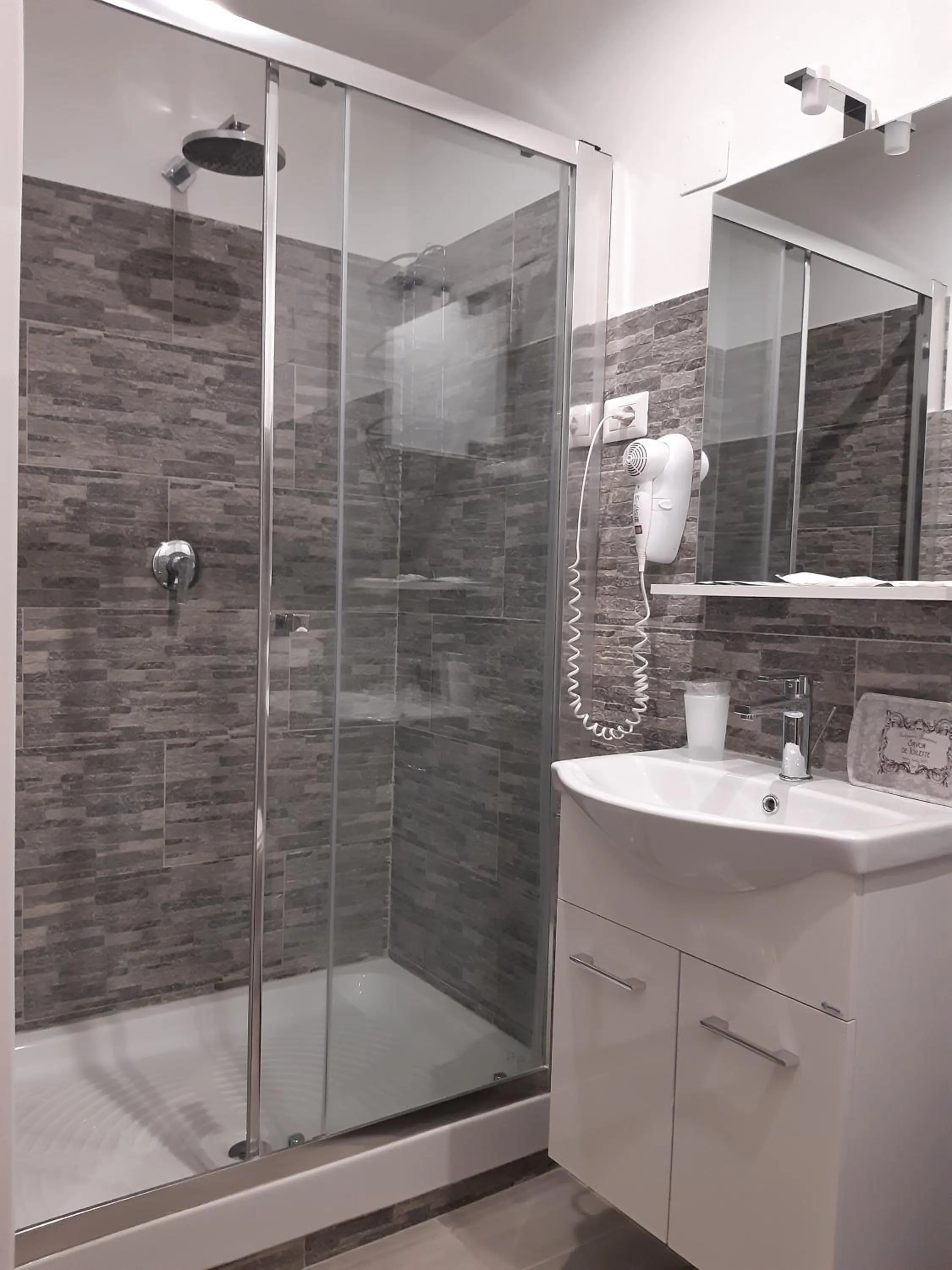 Shower in Guest House Il Faraone