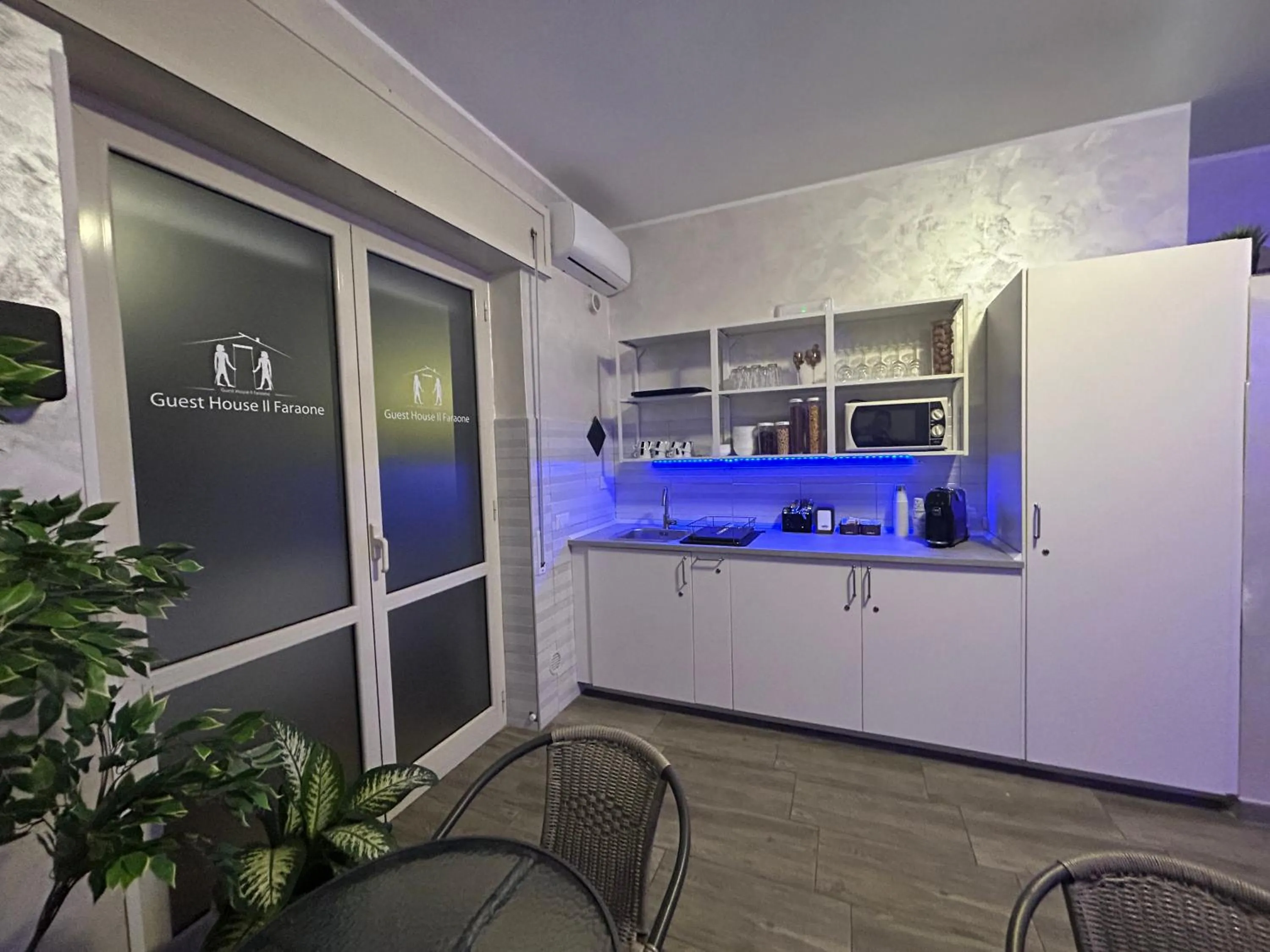 Communal lounge/ TV room in Guest House Il Faraone