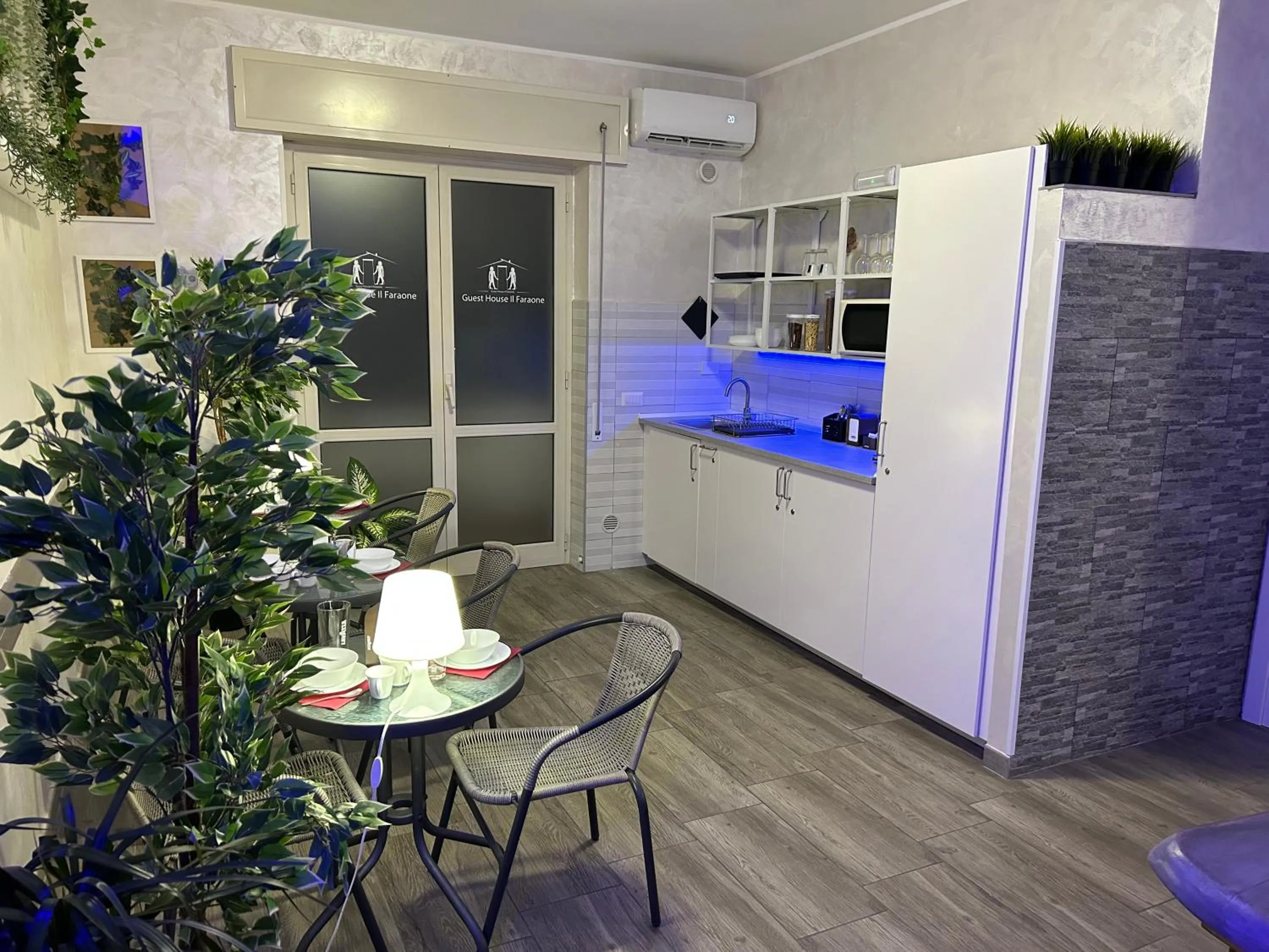 Communal lounge/ TV room in Guest House Il Faraone