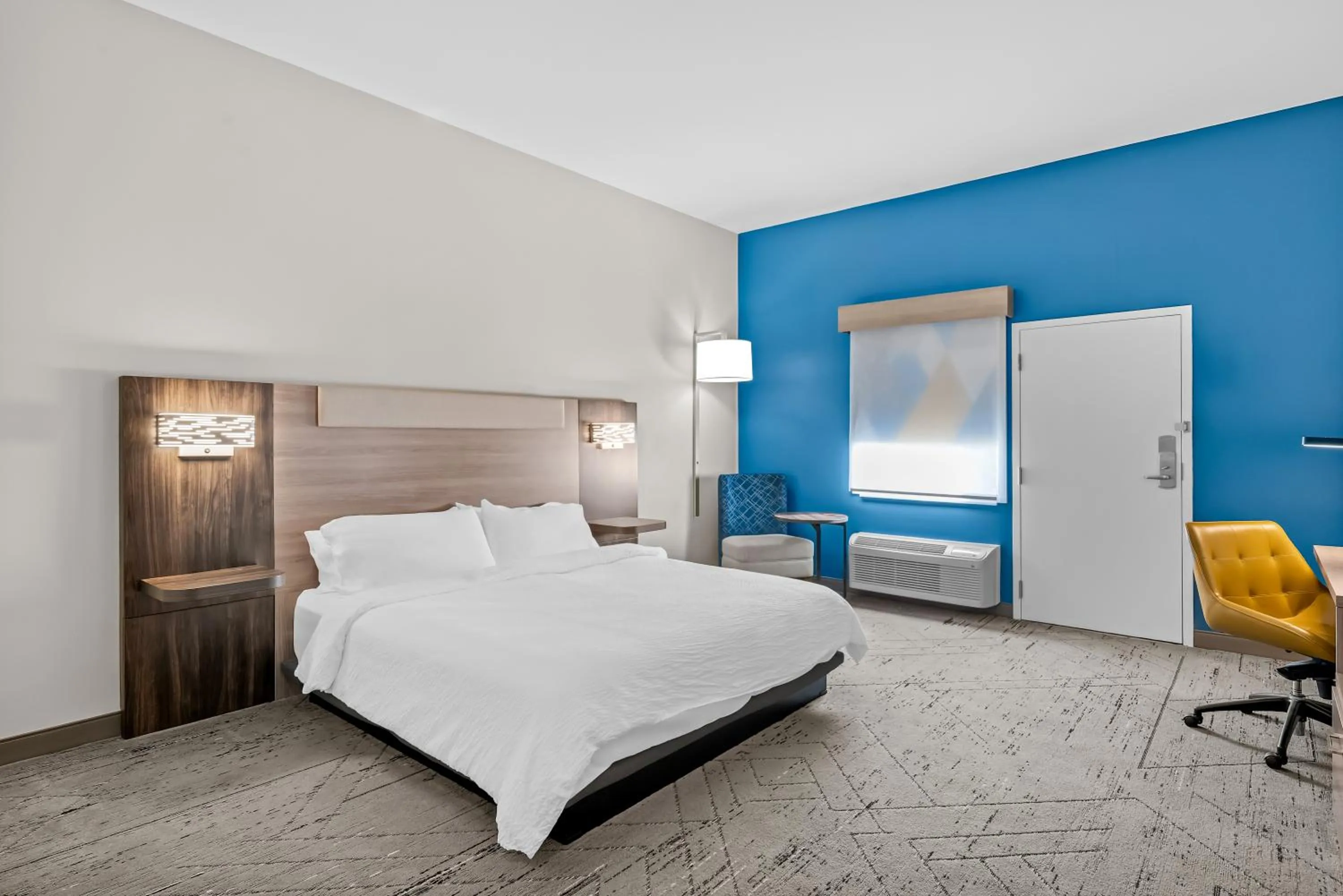 Bathroom, Bed in Holiday Inn Express Monticello by IHG