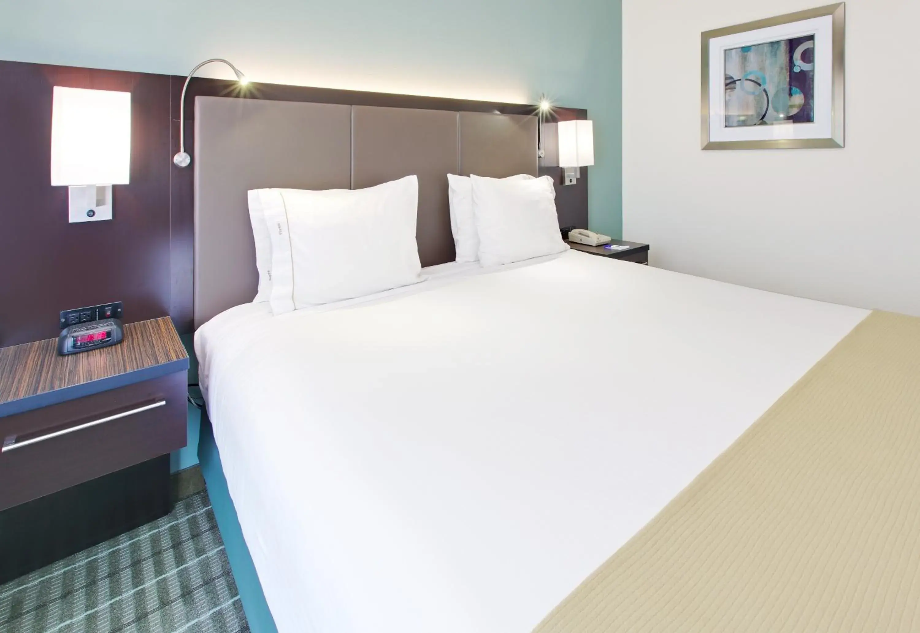 Bed in Holiday Inn Express Monticello by IHG Bed in Holiday Inn Express Monticello by IHG