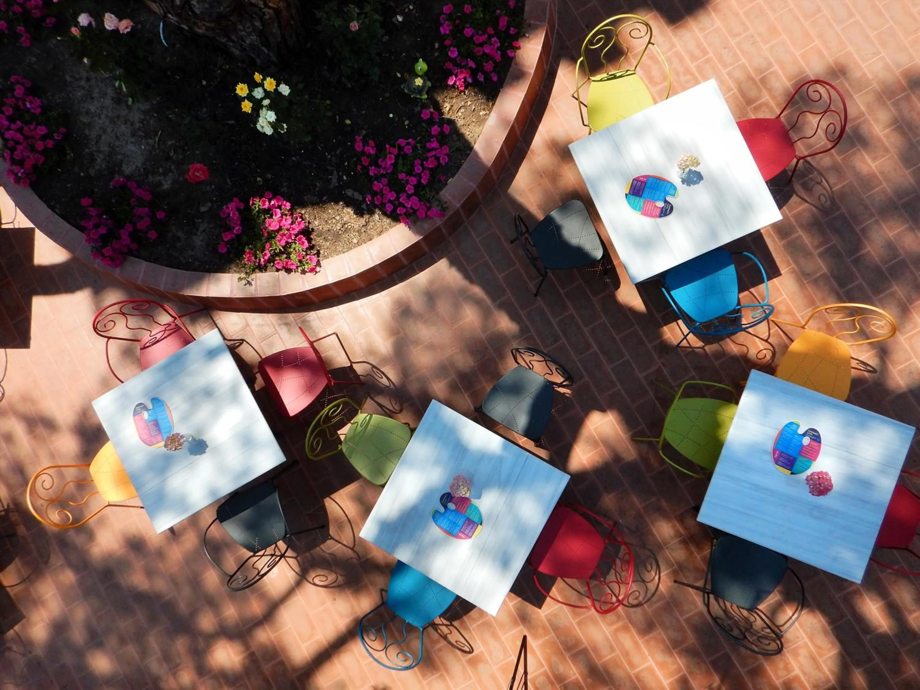 Restaurant/places to eat in A for Art Hotel