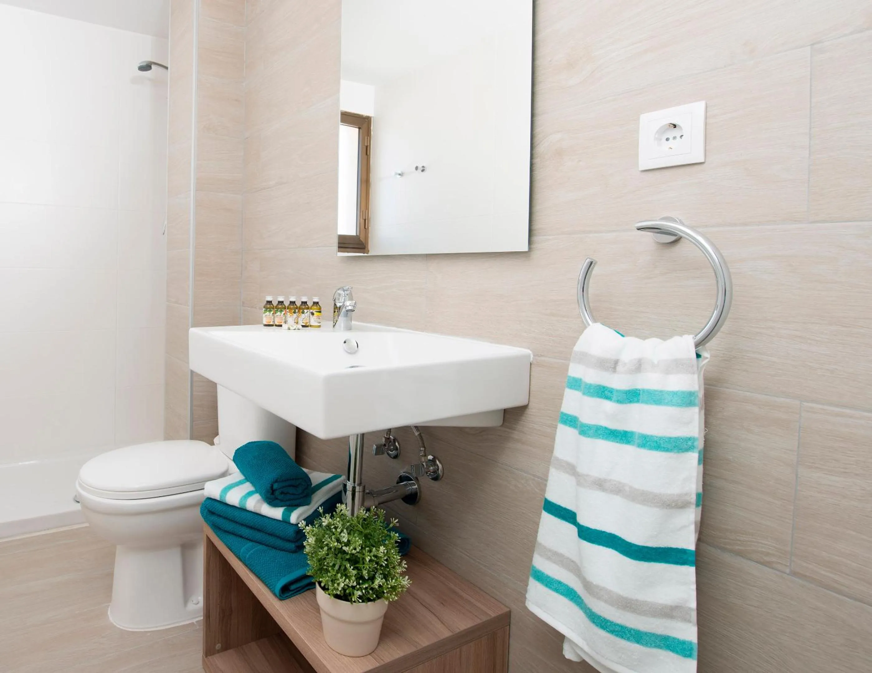 Shower in Ona Aquamarina