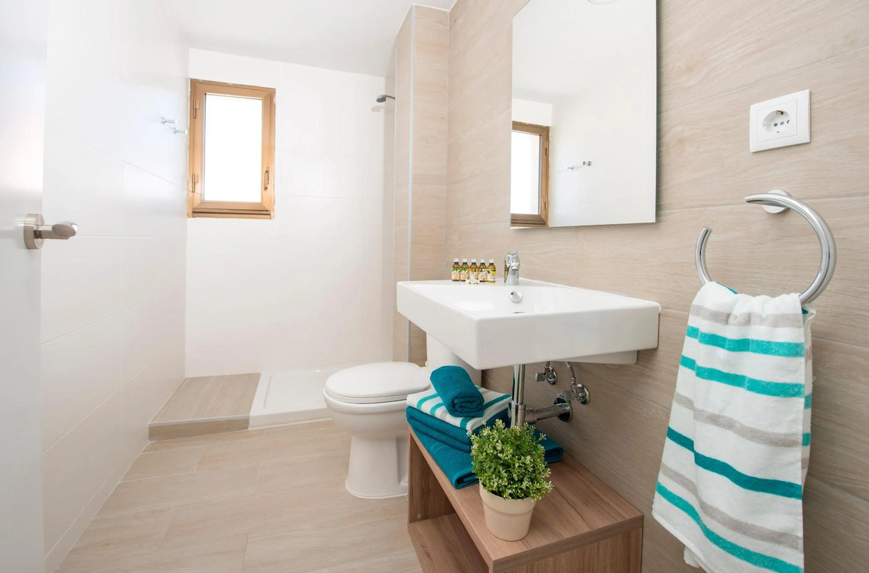 Shower in Ona Aquamarina