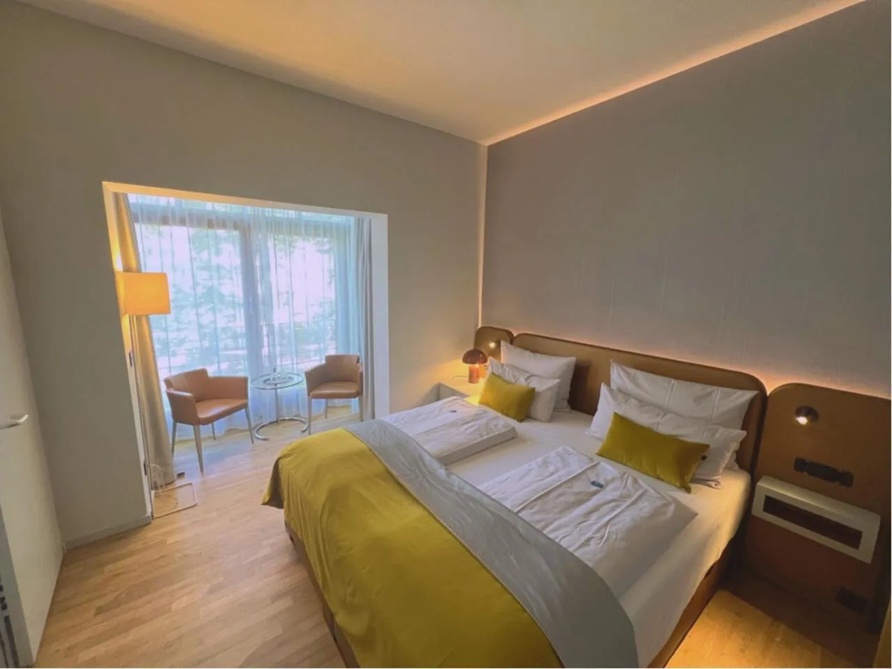 Photo of the whole room, Bed in Lint Hotel Köln